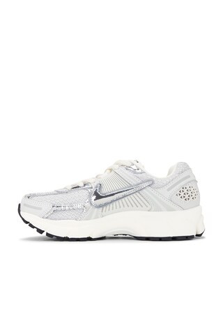 Nike Zoom Vomero 5 Sneaker in Photon Dust, Chrome, Gridiron, & Sail from Revolve.com | Revolve Clothing (Global)