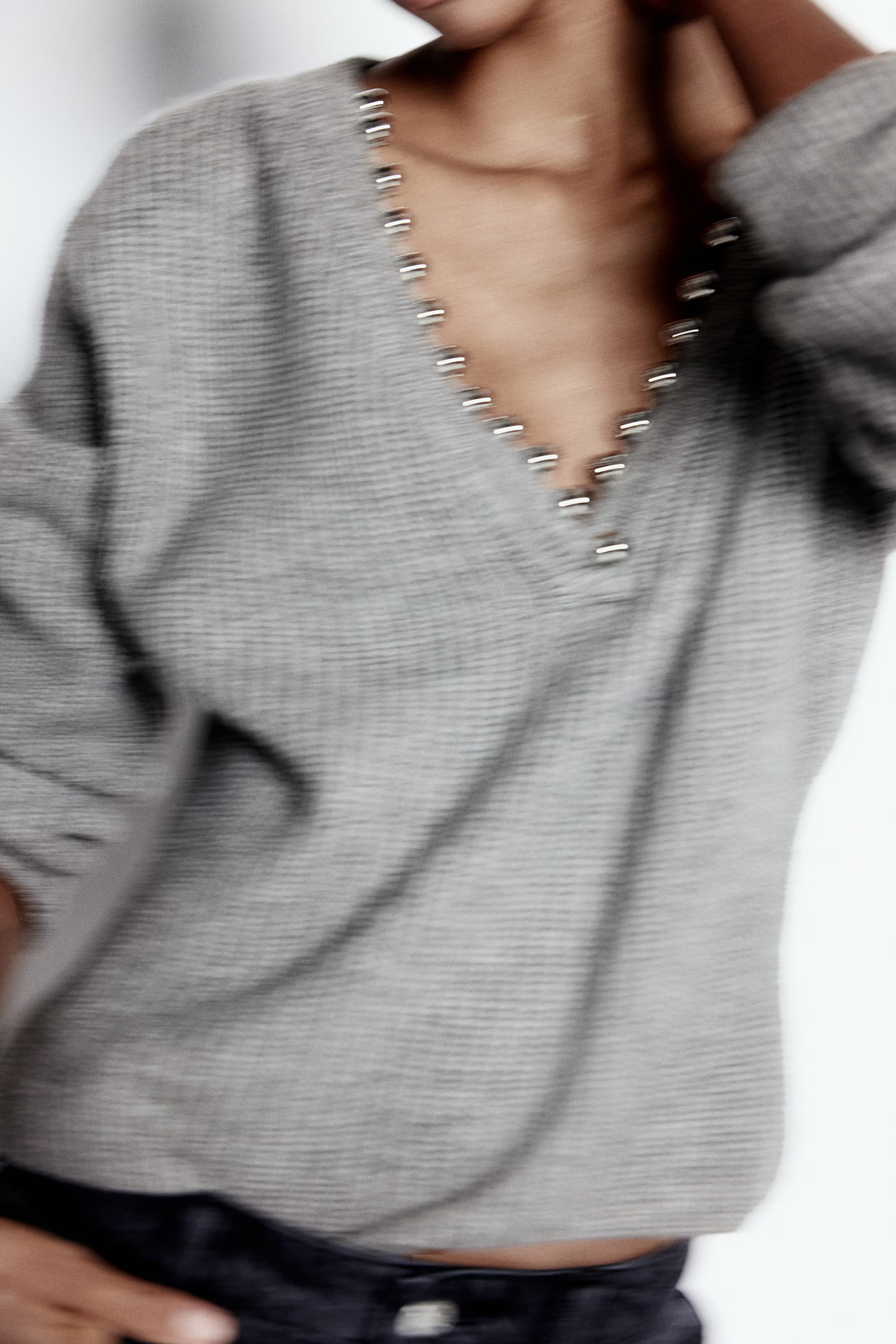 Pullover mit Perlendetail - Graumeliert - Ladies | H&M AT | H&M (DE, AT, CH, NL, FI)