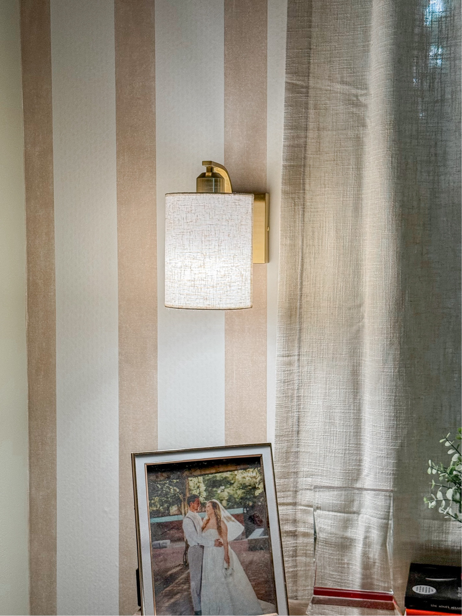 These wall lights are perfect in our bedroom, AC bed the best part is they are non wired and they come with USB charged lightbulbs as well as remotes to change the brightness, turn them on and off, and change them from warm light to white light! 💡 



#LTKFindsUnder50 #LTKHome #LTKCyberWeek