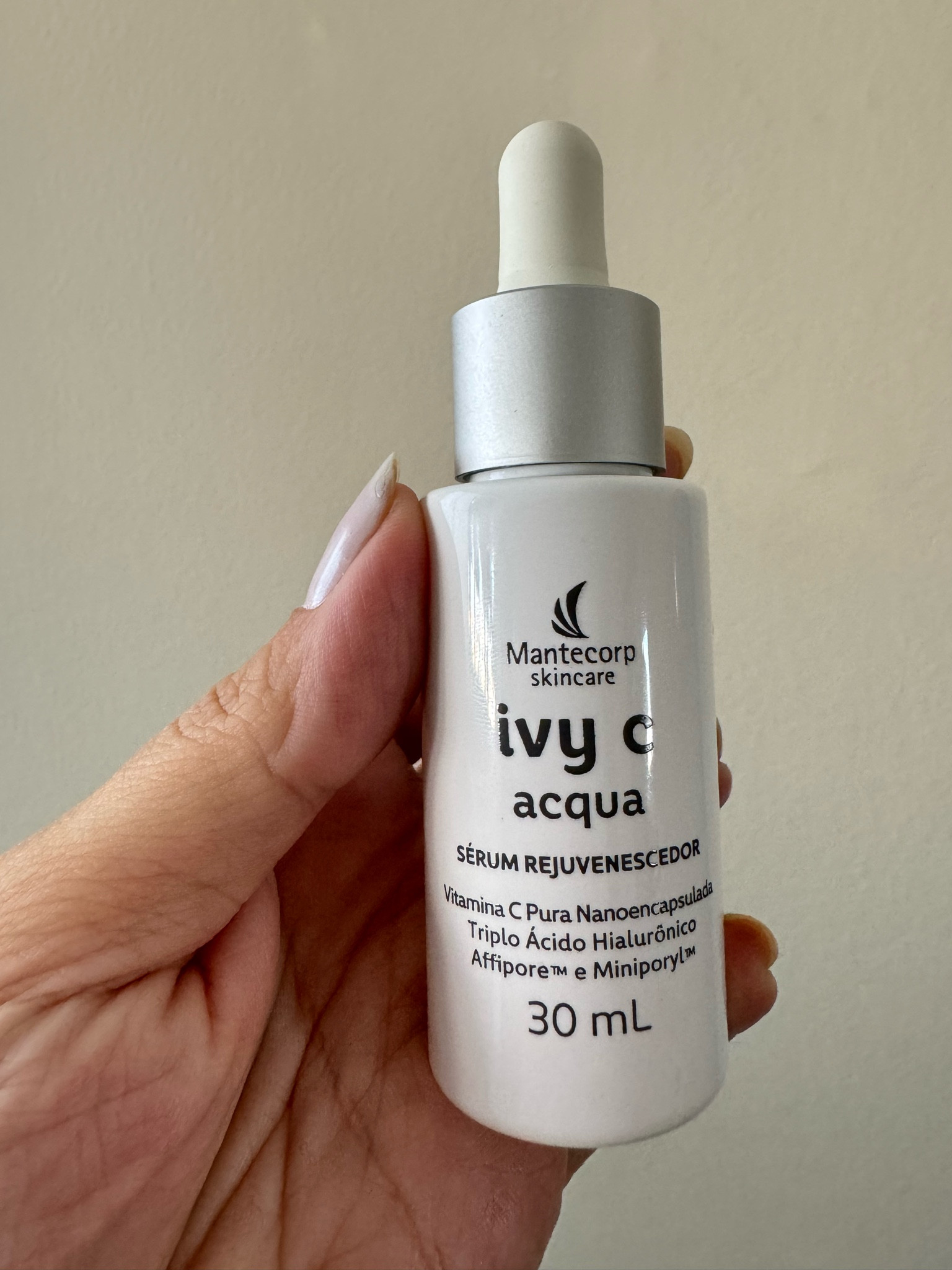 Comecei hoje a usar essa vitamina C, a Ivy C da Mantecorp. Ao longo do tempo vou contando dos resultados mas a primeira impressão foi maravilhosa. Textura perfeita, deixa a pele uma seda e um cheirinho super gostoso. 

#LTKbrasil #LTKover40 #LTKbeauty