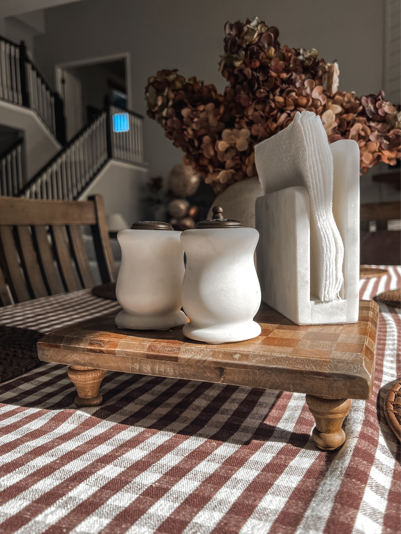 My tablecloth and salt & pepper shakers are 25% off✨

Kitchen Essentials | Table Styling | Tray Styling | Dining Room

#LTKHome #LTKSaleAlert #LTKSeasonal