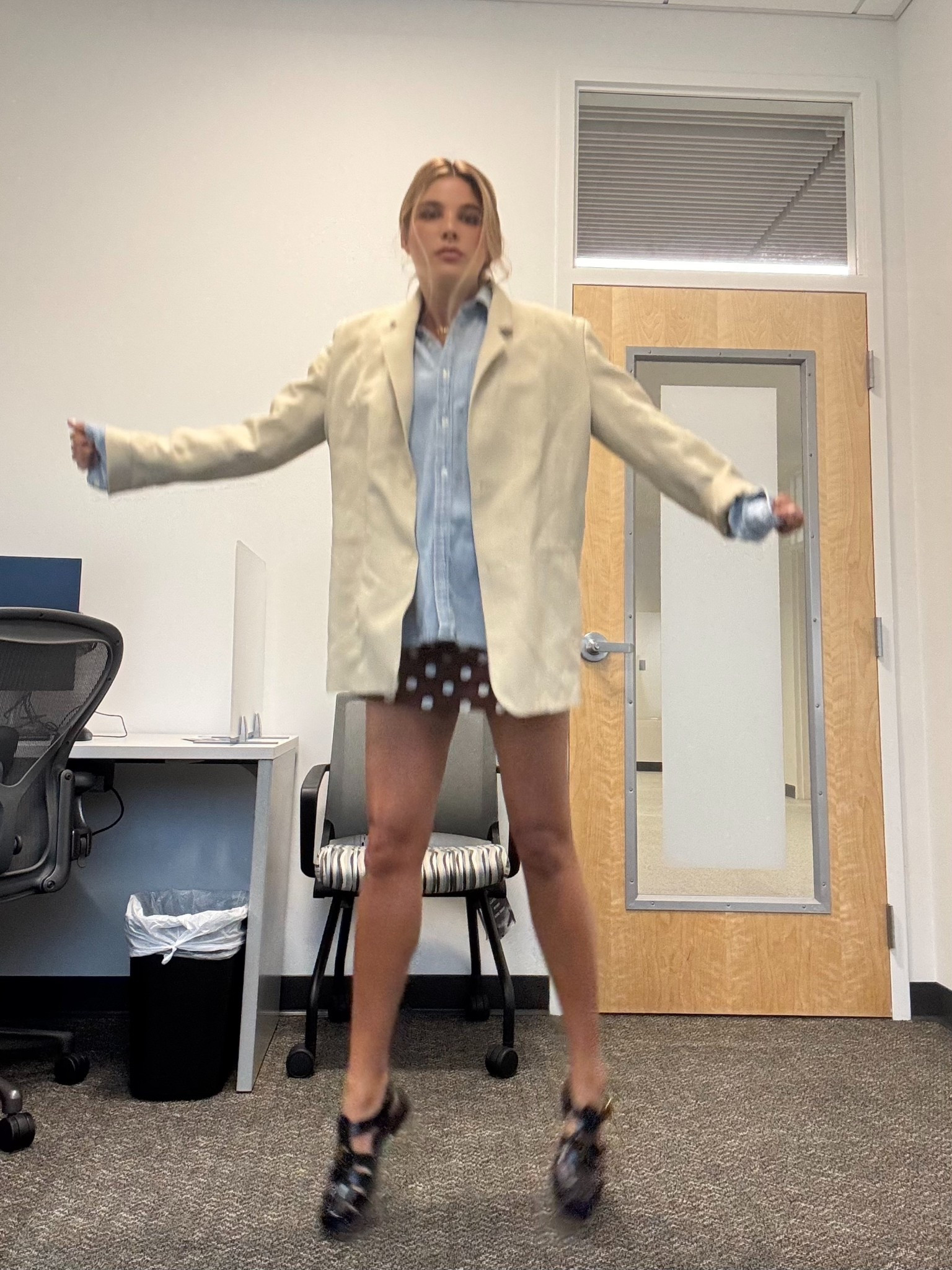 Sunglasses Khaite x Oliver Peooles 
Shirt: medium
Foundation VBB shade 8
Bronzer golden medium
Blush: Armani fluid sheer 11
Lip liner: brownie nude 
Lip gloss : Anfisa an-gloss
Eyeshadow: Natasha denona 
Hair: Sea Glass + T3 hot rollers 


#LTKBeauty #LTKWorkwear #LTKdayinmylife