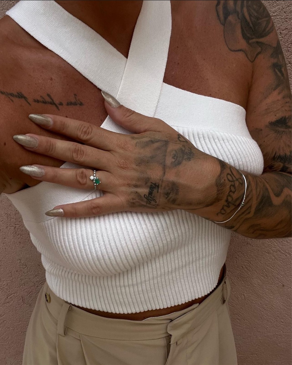 Top blanc, crop top côtelé croisé blanc, bague, bijou bague pierre verte, accessoire femme, bijoux #accessoire #bijoux #bagues 