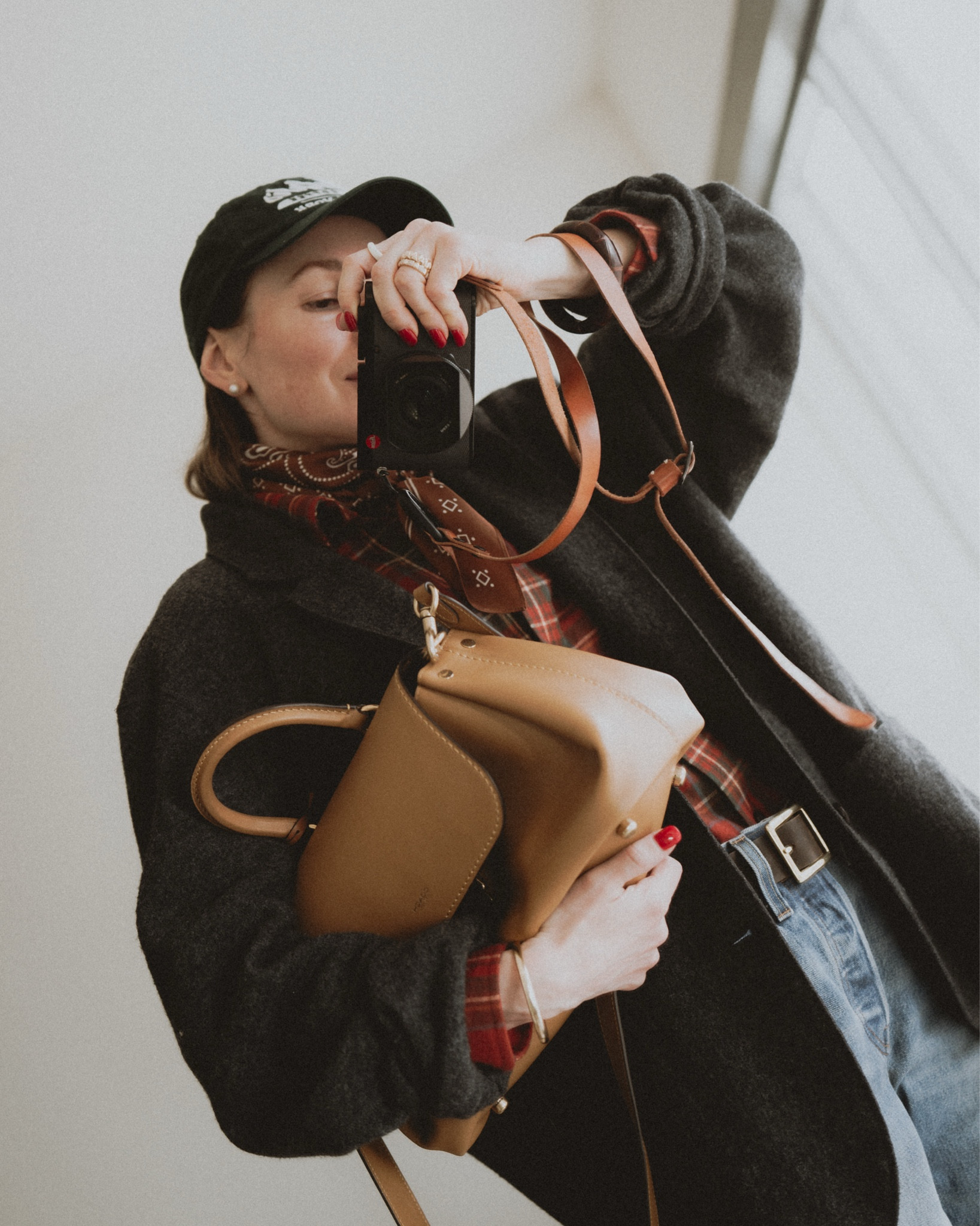 Same outfit, belted or not? 
Jacket: Buck Mason 
Shirt: L.L. Bean 
Bag: Coach Rogue soft satchel 
Jeans: Levi’s 501
Baseball hat: Polo Ralph Lauren scarf: Madewell #LTKStyleTip 
@Levi's @Madewell 

#LTKWorkwear #LTKSeasonal