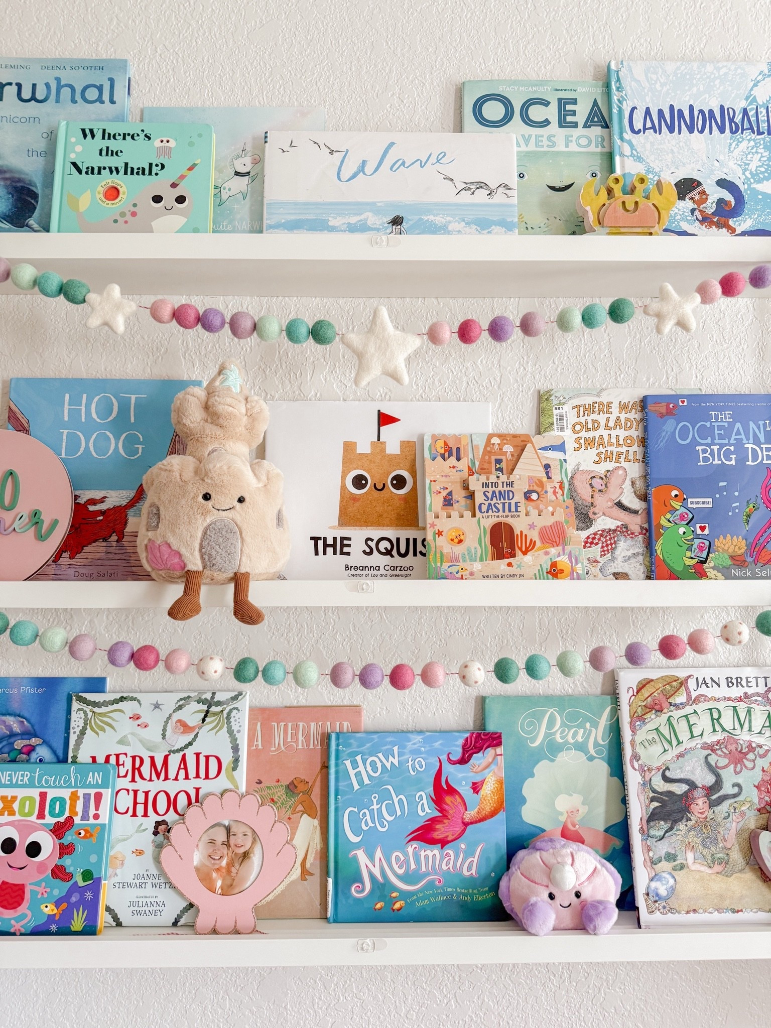 Summer bookshelves 🏝️🦀🐚