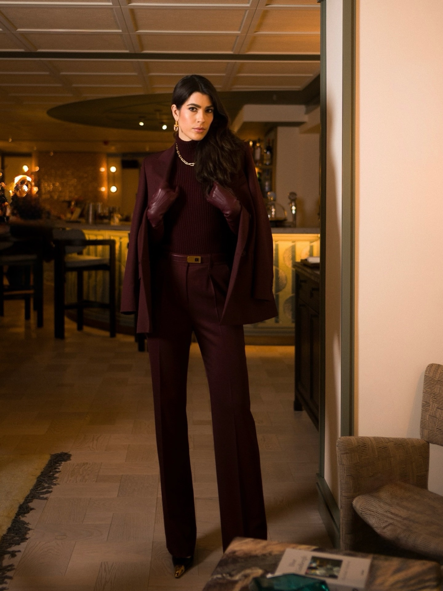 Full look @maxmara 🍇🍷
One of my favourite looks that take me from day meetings to the afterwork event ☺️

📸 @evangelistaphotos 
@maxbrownhotels @thecover_club 

#burgundy #maxmara #womeninsuits #suits #businesswomen