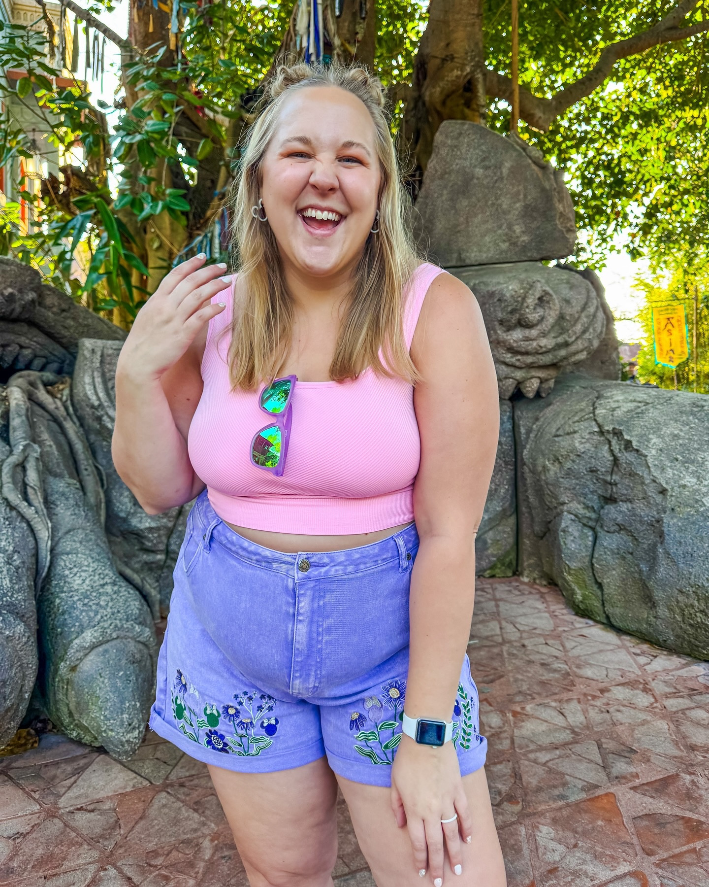 I prefer my Animal Kingdom outfits to have a little color. 💜💖🌸🌼🌱🐅
Comment ‘Outfit’ for my theme park outfit favs!