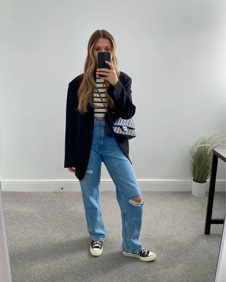 Ways to wear converse in autumn 🖤

I love mix matching my casual basics with smarter ones such as my black blazer. 

Stripe T-shirt, ripped Levi’s jeans. 



#LTKSeasonal #LTKstyletip #LTKeurope