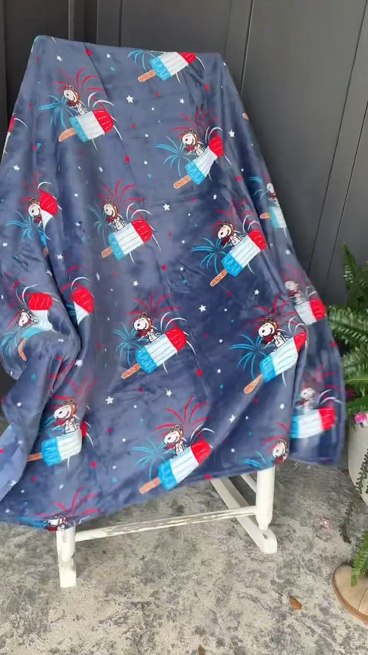 this is the kind of throw you leave out all summer ♡ lightweight but still cozy, and the snoopy rocket pop print just makes it feel like the 4th of july without trying too hard
#ltkhome #cozyfinds #summerdecor #peanutsstyle #americanvibes