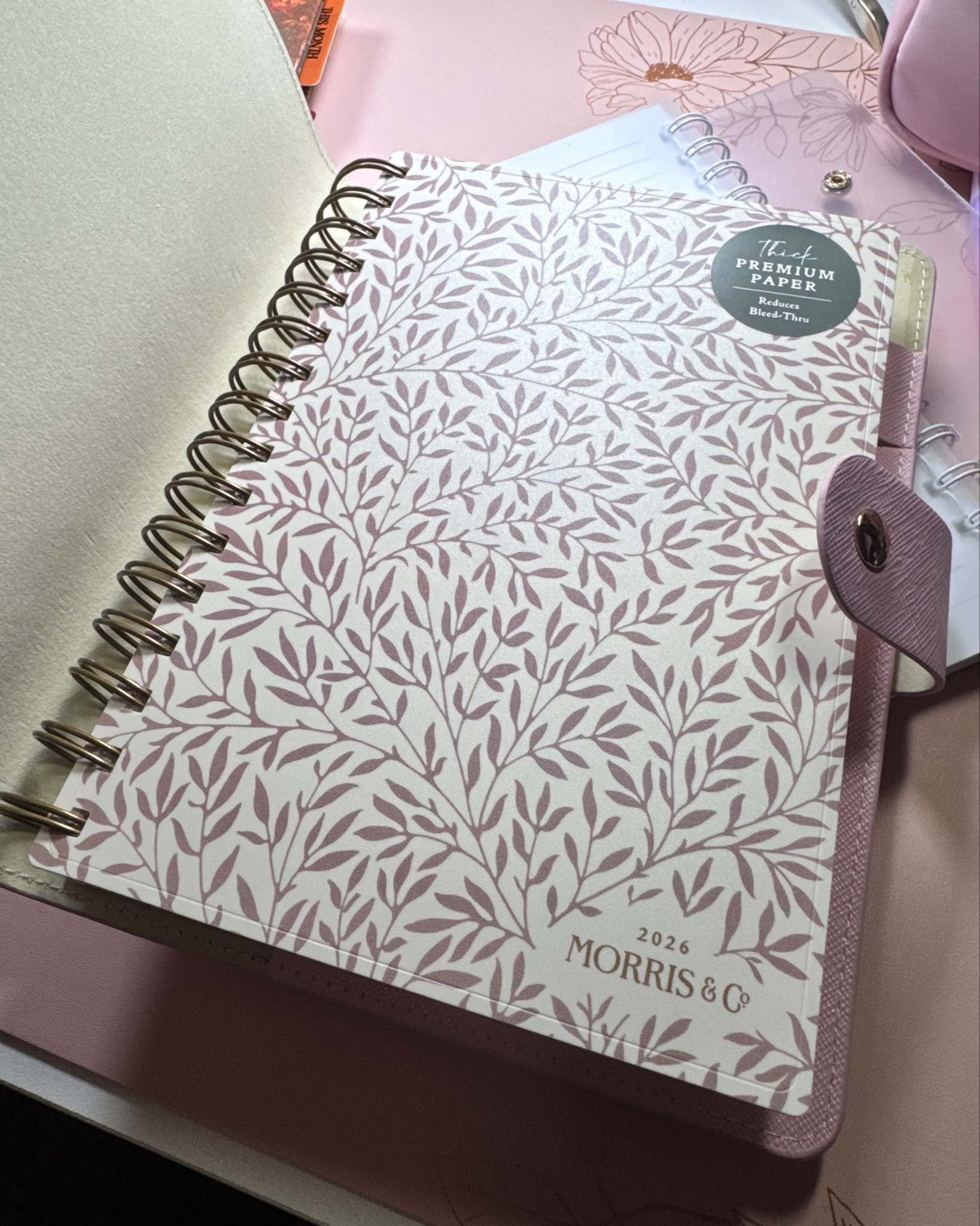 This daily planner is so cute and the perfect size! I’m also loving the color of this paper 😍 