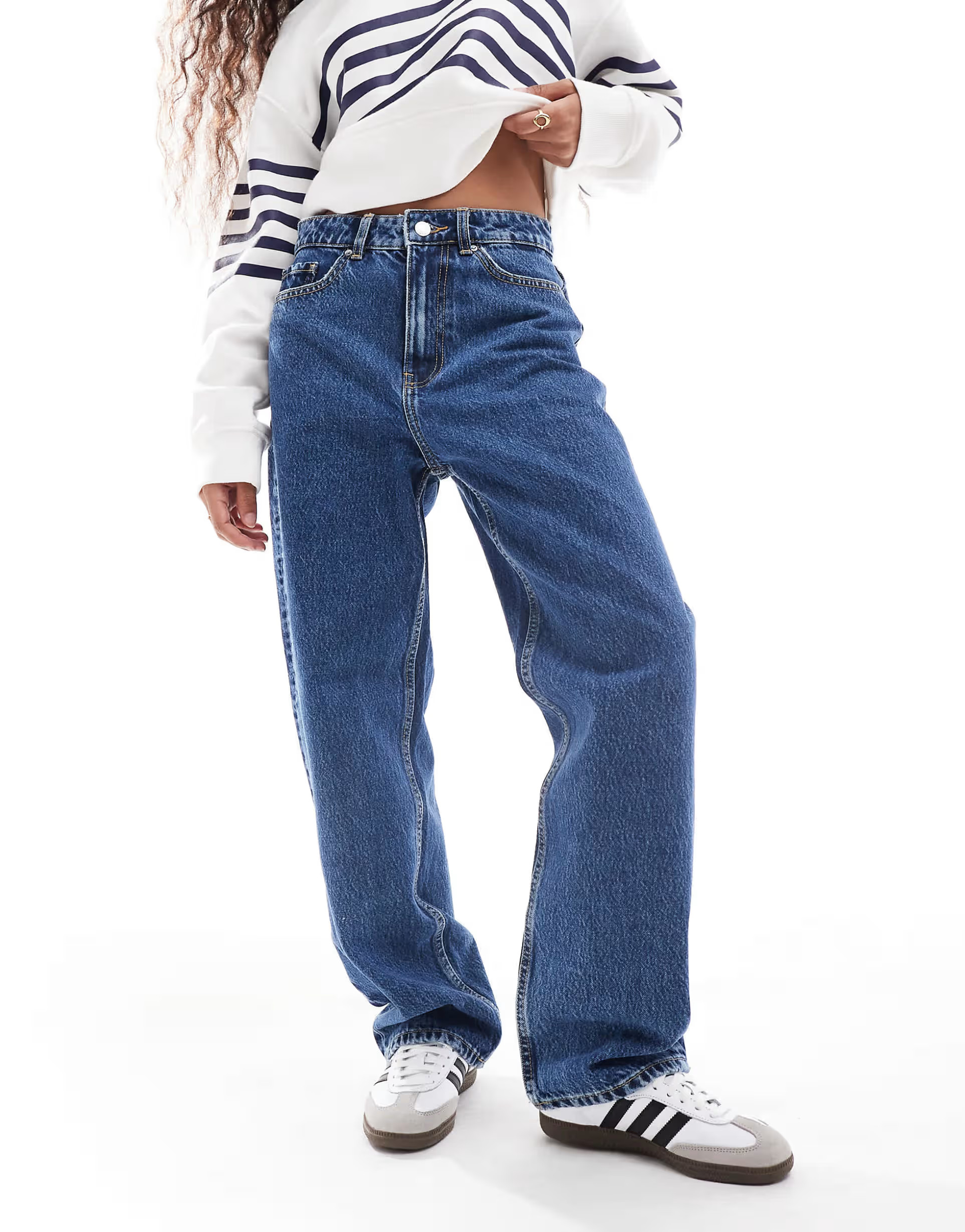 Bershka Petite comfort fit mom jeans in mid blue | ASOS (Global)