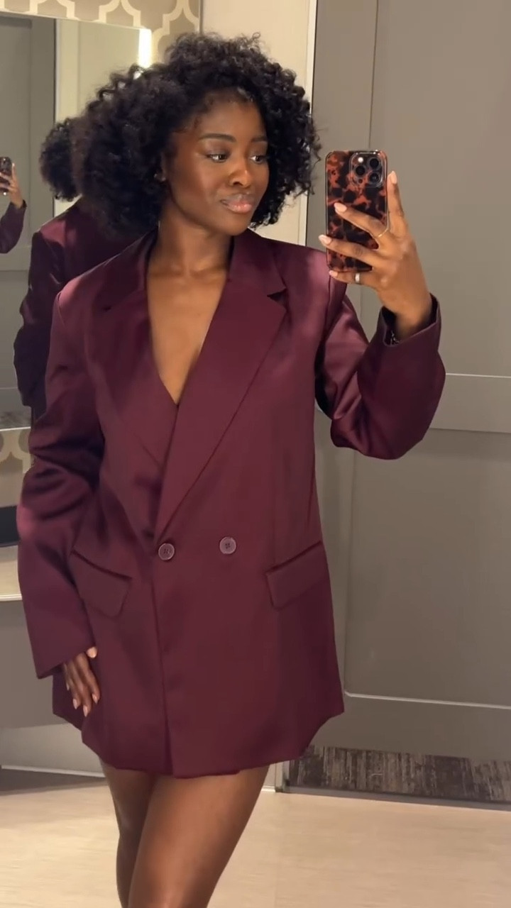 This has been the color of the year 🍷 
.
@targetstyle you went hard with this one and I'm not even a blazer girl. Christmas party ready with this one. I had a matching skirt which I skipped out on (regrettably 🙇🏾‍♀️) and this monochromatic moment... WOW. #targetstyle #targetfinds