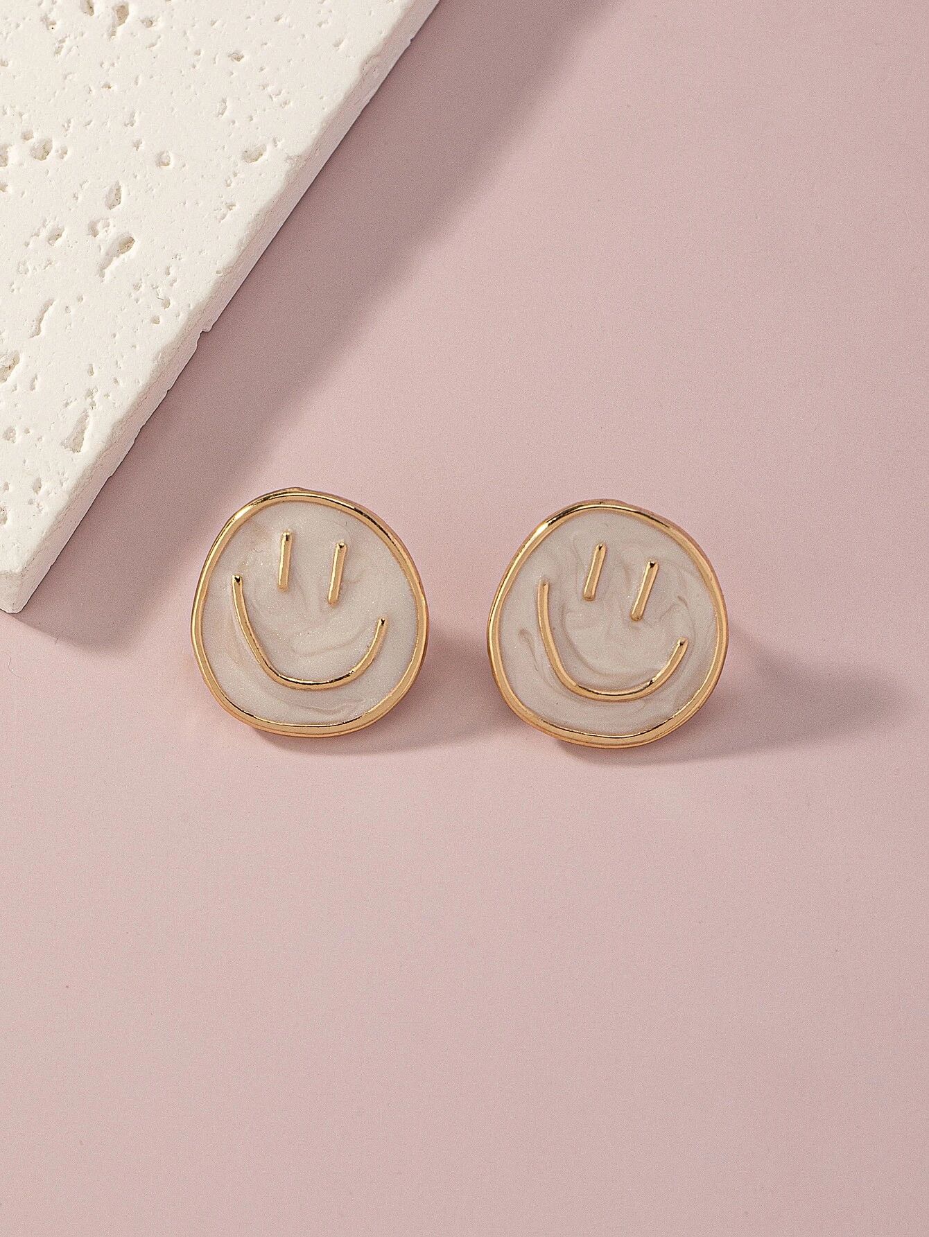 2pcs Moon Detail Oval Stud Earrings | SHEIN