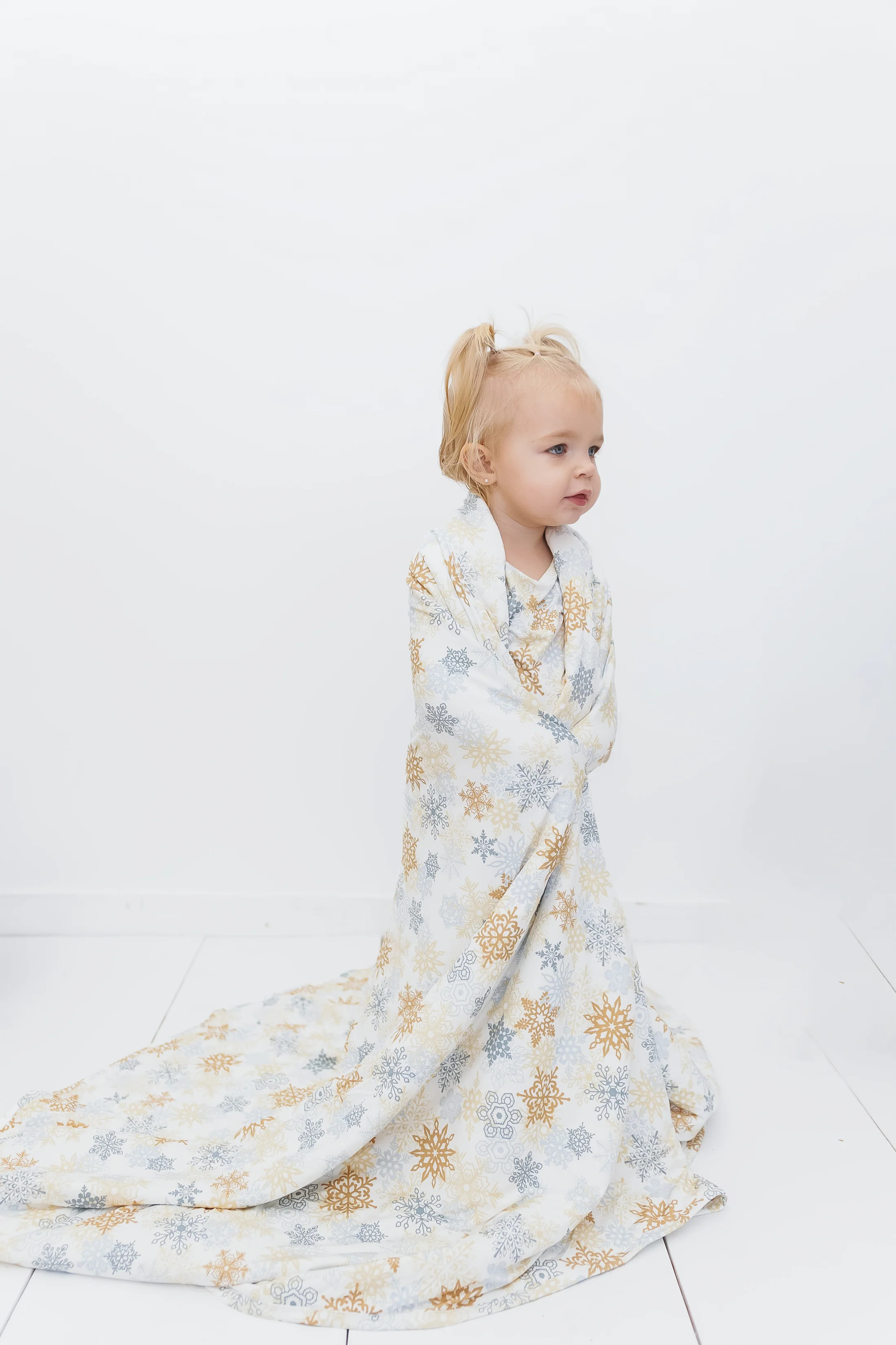 XL QUILTED BAMBOO BLANKET- Snowflakes | millie + roo