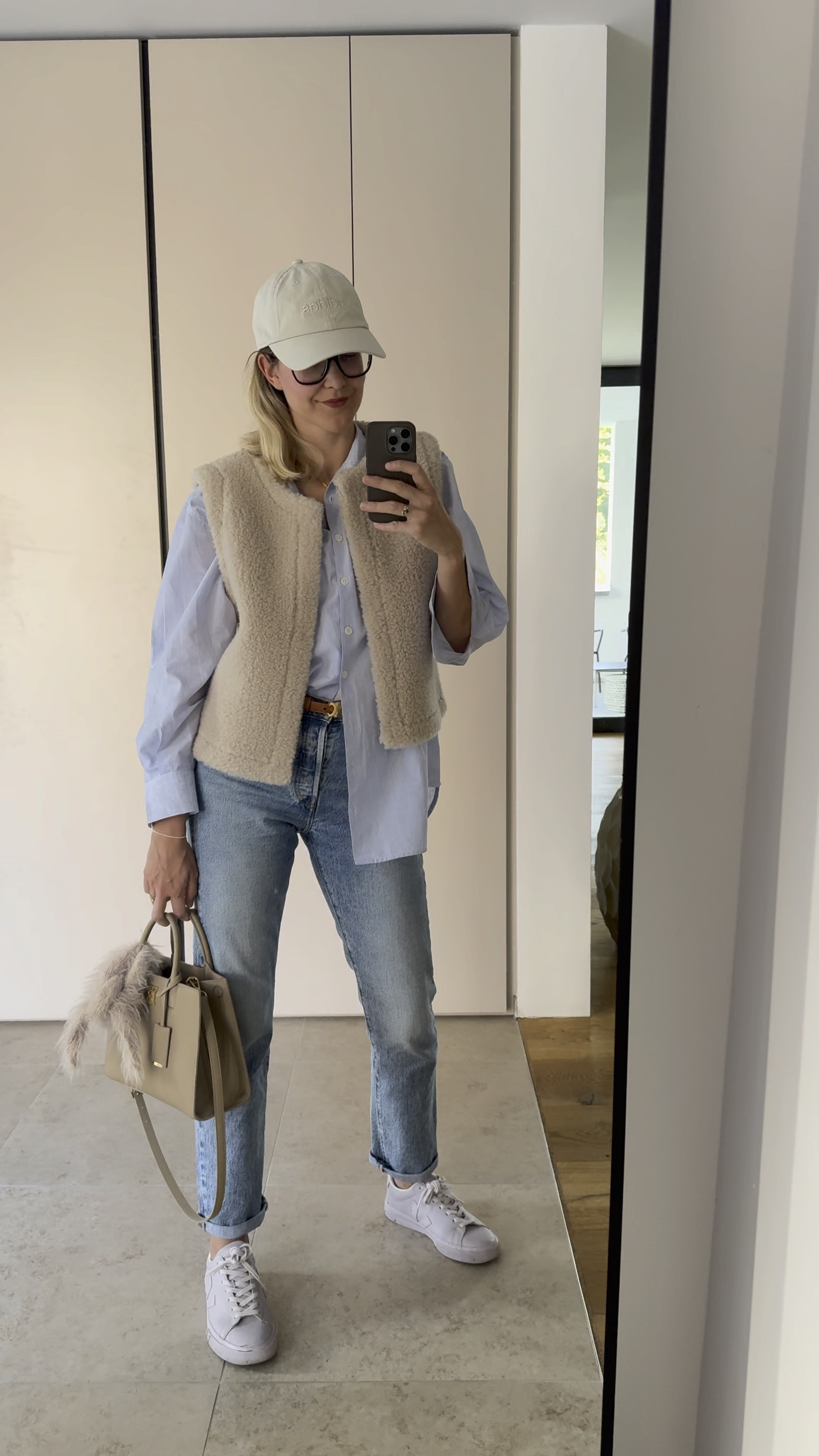 Basic OUTFIT mit meinen Lieblingsbasic Teilen! 

Jeans: @levis 501 
Schuhe: @veja (eine alternative hab ich euch verlinkt und ist sogar aktuell im sale 🫶🏼) 
Lieblingsveste, Hemdbluse und Cap 🫶🏼 