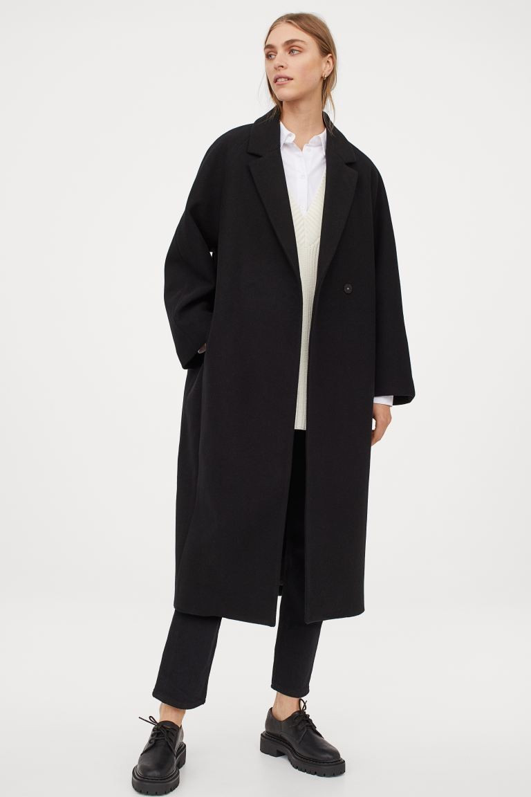 Een midi-jas van geweven kwaliteit met iets wijdere raglanmouwen. De jas heeft een kraag, revers,... | H&M (DE, AT, CH, NL, FI)