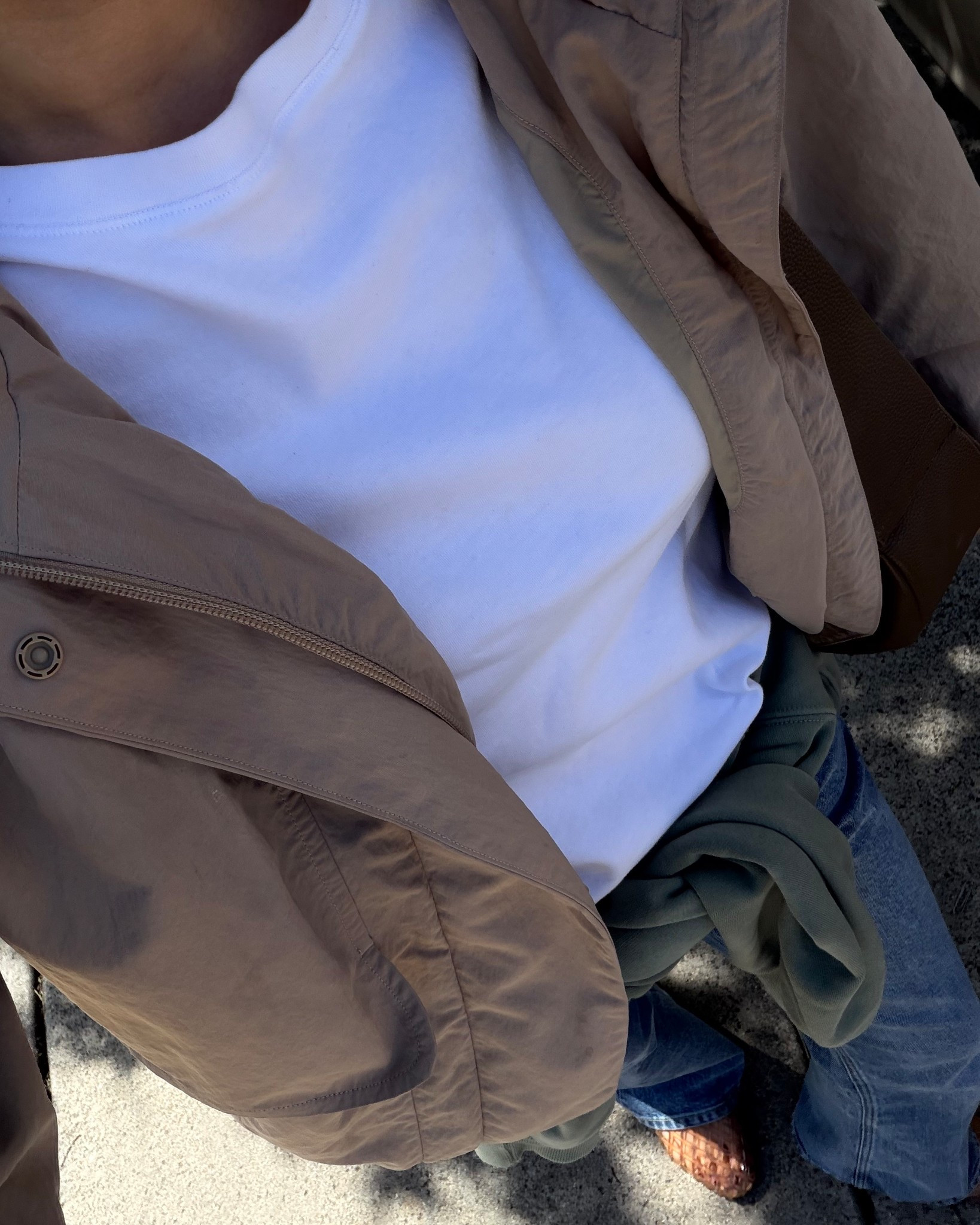 Current mom staples on repeat!

Lululemon jacket xs 
BR bootcut jeans - regular inseam, love that I can wear these with flats
Jelly shoes 

#LTKootd