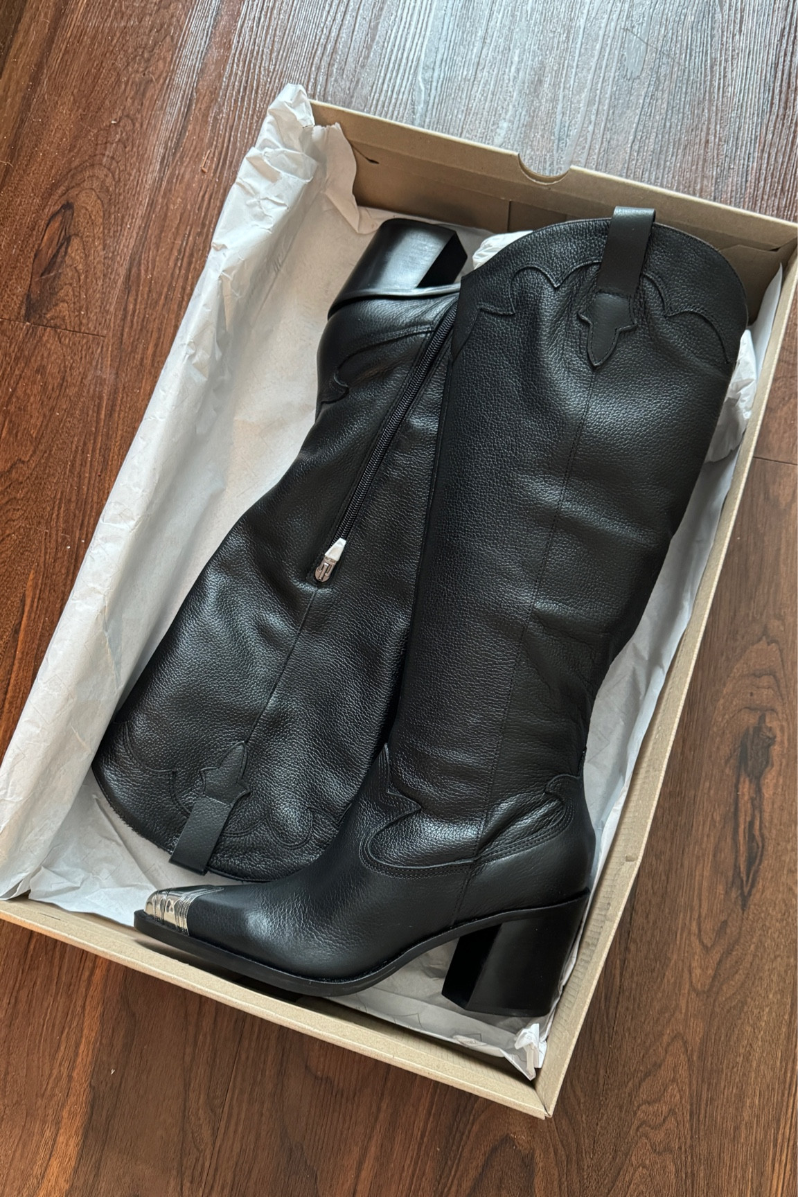 Black Dolce Vita Cowboy Boots #cowboyboots #dolcevita 