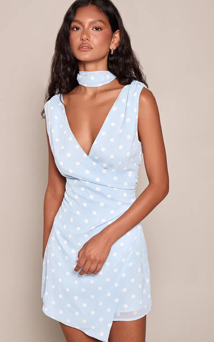 Baby Blue Babyblauw Mini Jurk Met Polkadots Chiffon En Sjaaldetail | PrettyLittleThing NL | Prettylittlething Netherlands