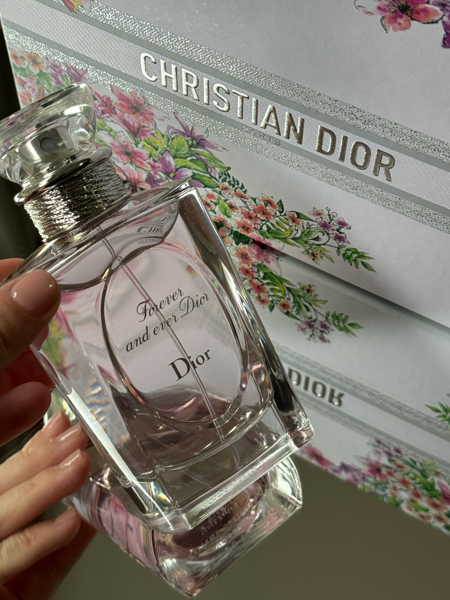 Meu novo perfume preferido @diorbeauty 💐 

🫰🏻Um clássico de Dior, fragrância icônica, leve, fresca, feminina, delicada e deliciosa. 

📍Notas: Frésia, Jasmim e Rosa. 

❤️ Perfume gostoso de mulher rica e elegante. Fixou bem na minha pele. Eu sou alérgica e não posso usar perfume muito marcante, fragrâncias em geral me deixam bem incomodada e ele foi ao contrário. Se tivesse que escolher um perfume para usar o resto da vida, seria ele! Seria o meu para sempre e sempre! 



#LTKbeauty