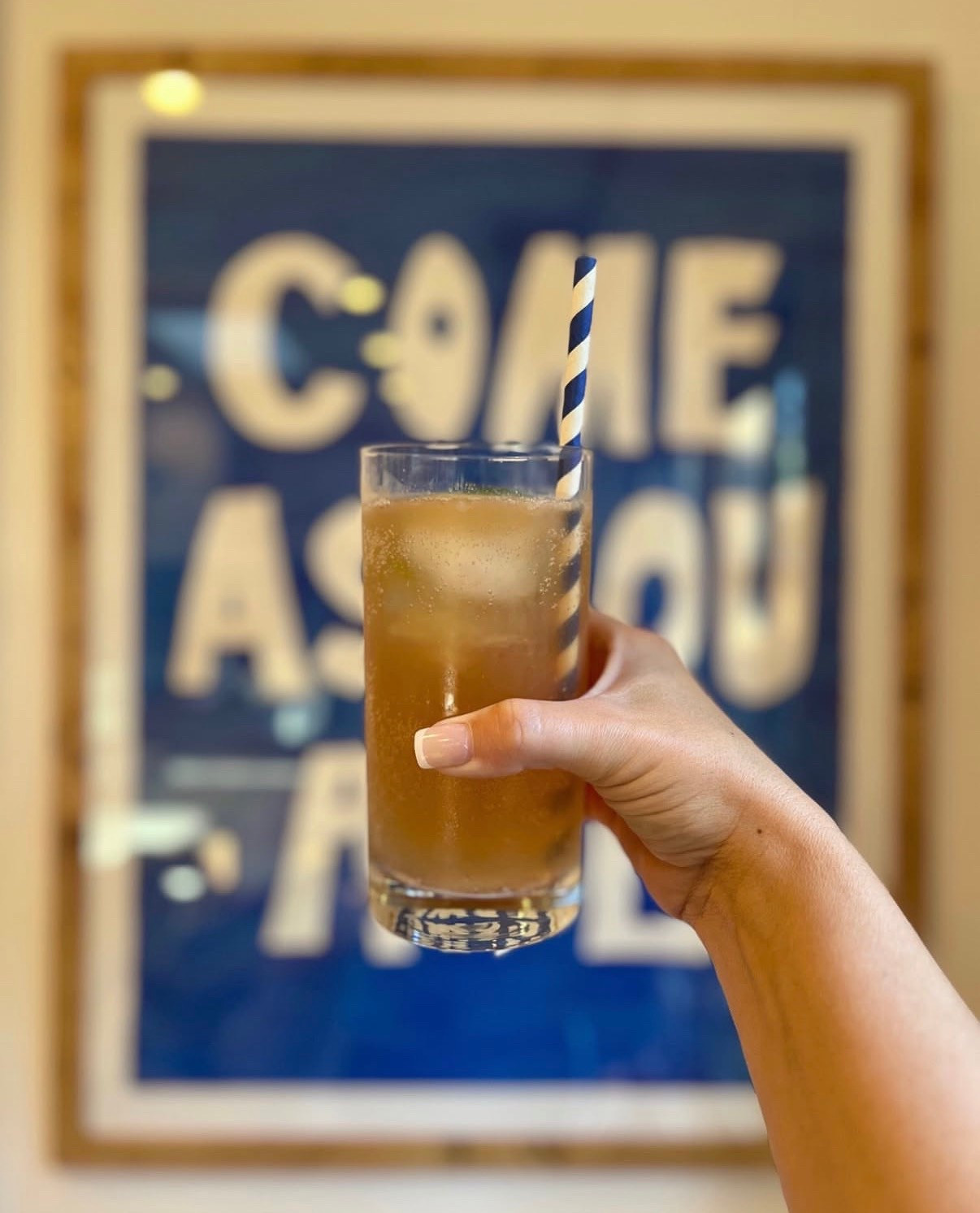 Rye Rickey 🧊
2.5oz rye
Juice of 1 lime
1tsp Cointreau 
Club soda
Shake rye, lime juice and Cointreau over ice
Pour in a tall glass over 2 large cubes. 
Top with club soda. 