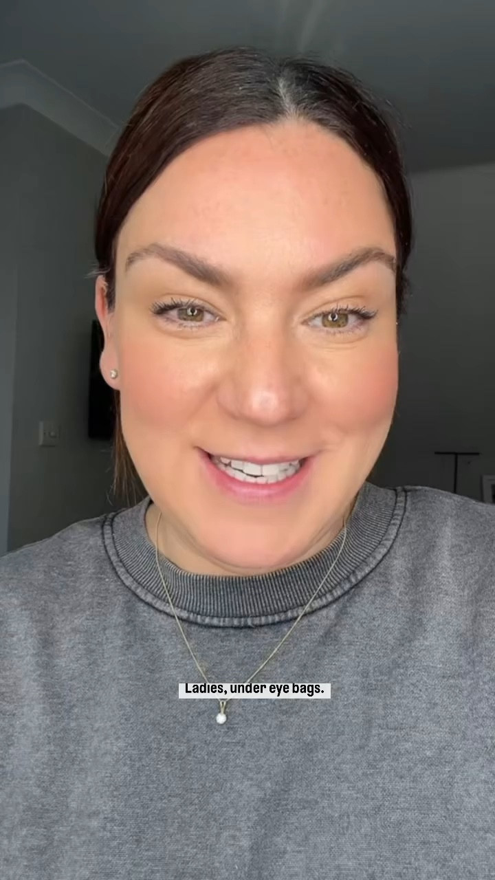 This concealer is fab for undereye bags if you suffer from them and in your 40’s! @esteelauderuk Lauder Futurist
Soft Touch Brightening Skincealer Concealer. Have you tried this one? #undereyebags #undereyecircles #darkcircles #over30 #over40 #esteelauder