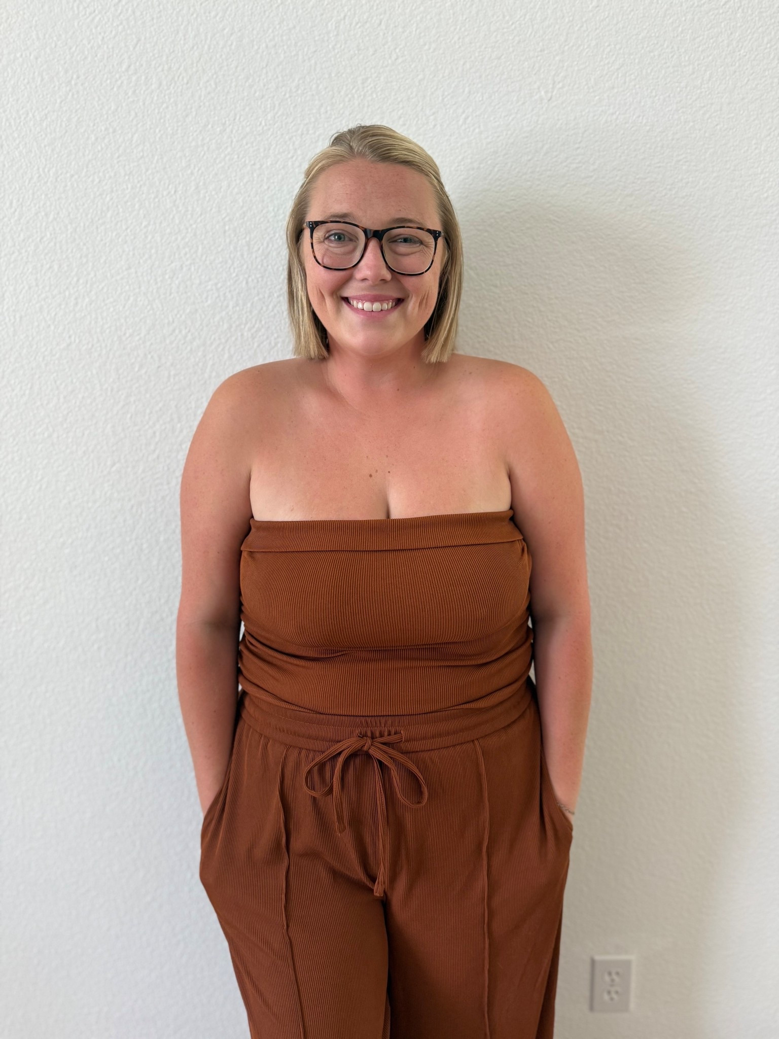 This strapless set is perfect now in the summer for a casual work from home ootd, but will also be great in the fall when it cools off! It's super comfortable, comes in a few other colors and I am in an XL! 