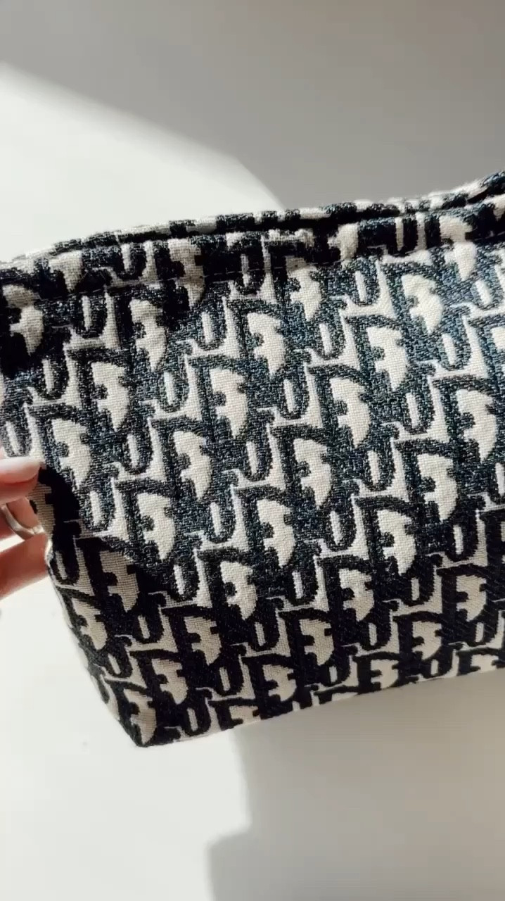 What l keep in my makeup bag✨
StylinByAylin, Aylin

#LTKTravel #LTKItBag #LTKBeauty