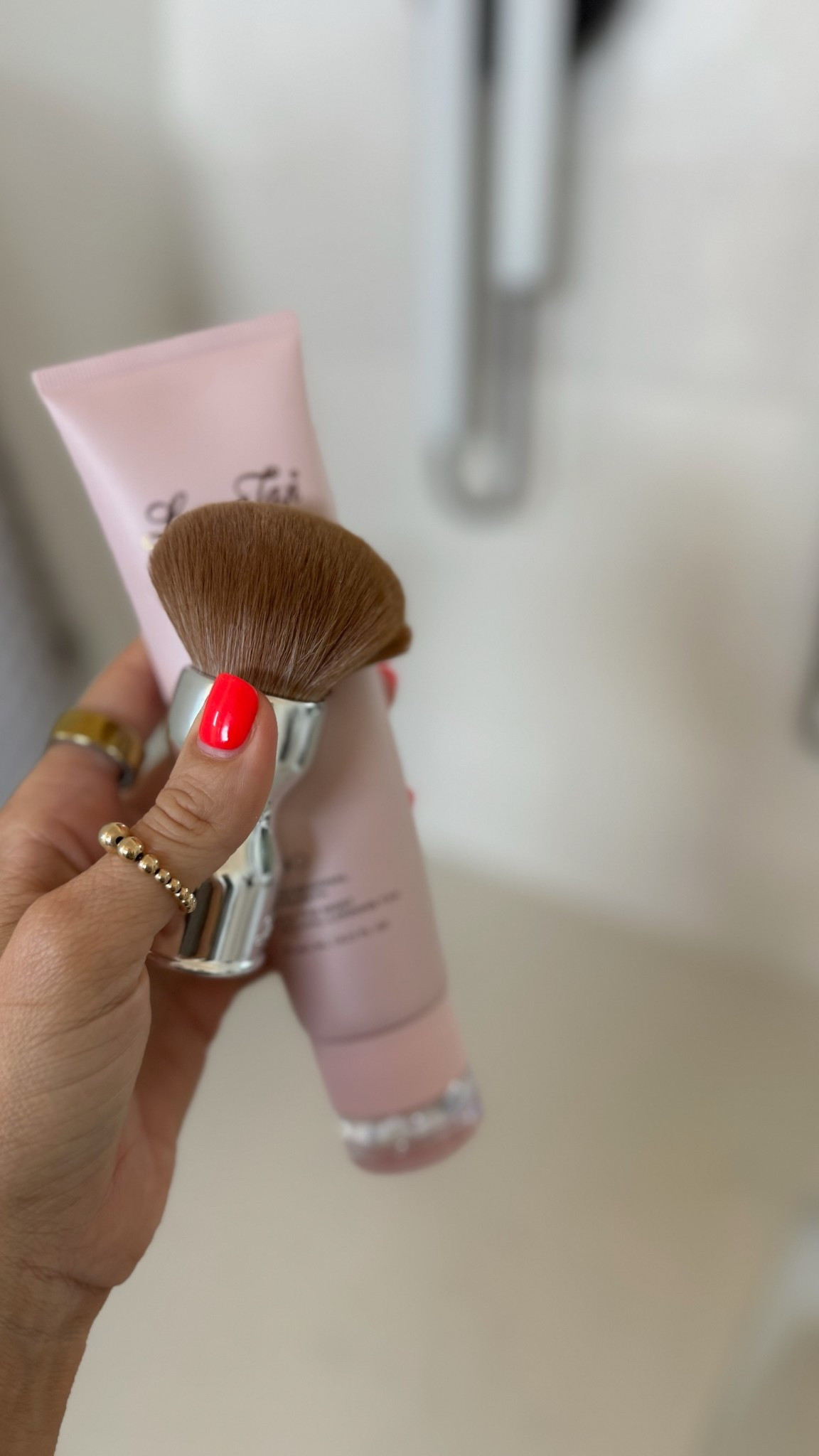 This self tanner is the best I’ve found!! Gives such a natural look!