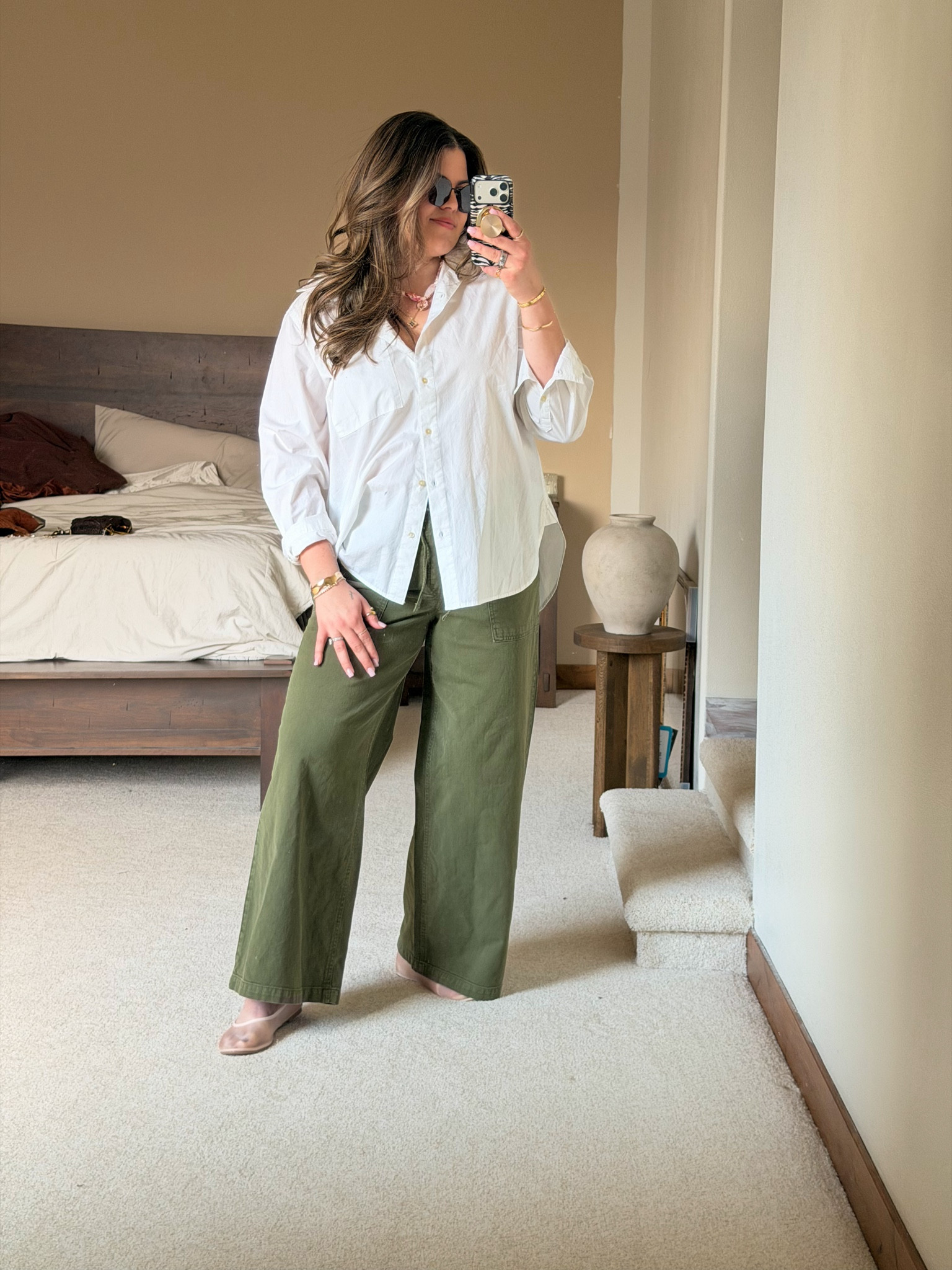 Obsessed with his casual on the go outfit. Wearing size large in the cargo pants from Gap and excel in the ButtonUp poplin shirt

Mid size and thick tummy approved