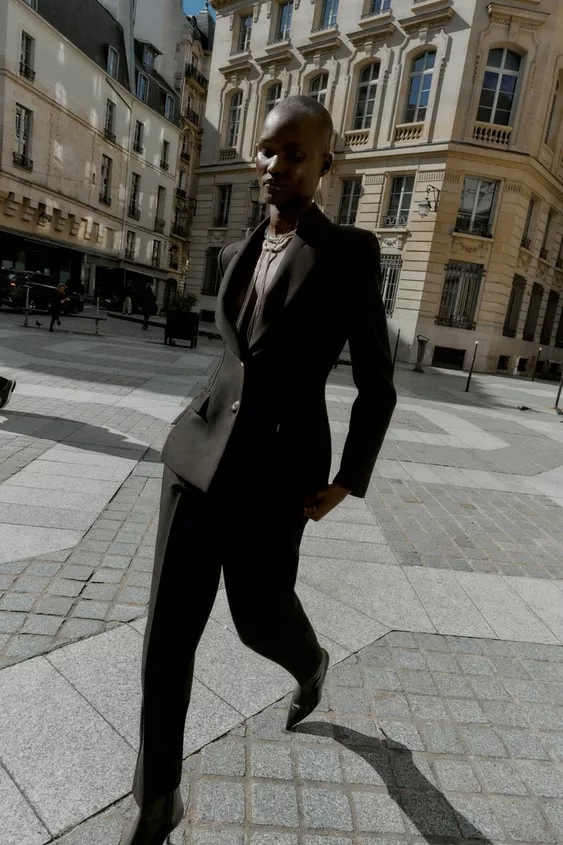 TAILLIERTER BLAZER MIT SCHULTERPOLSTERN | Zara DE