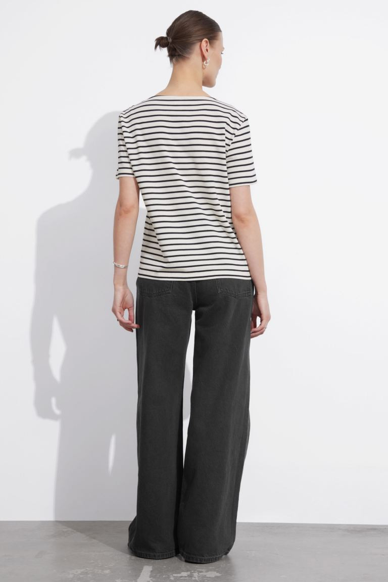 Striped T-Shirt - Round neck - Short sleeve - Black/White Striped - Ladies | H&M GB | H&M (UK, MY, IN, SG, PH, TW, HK)