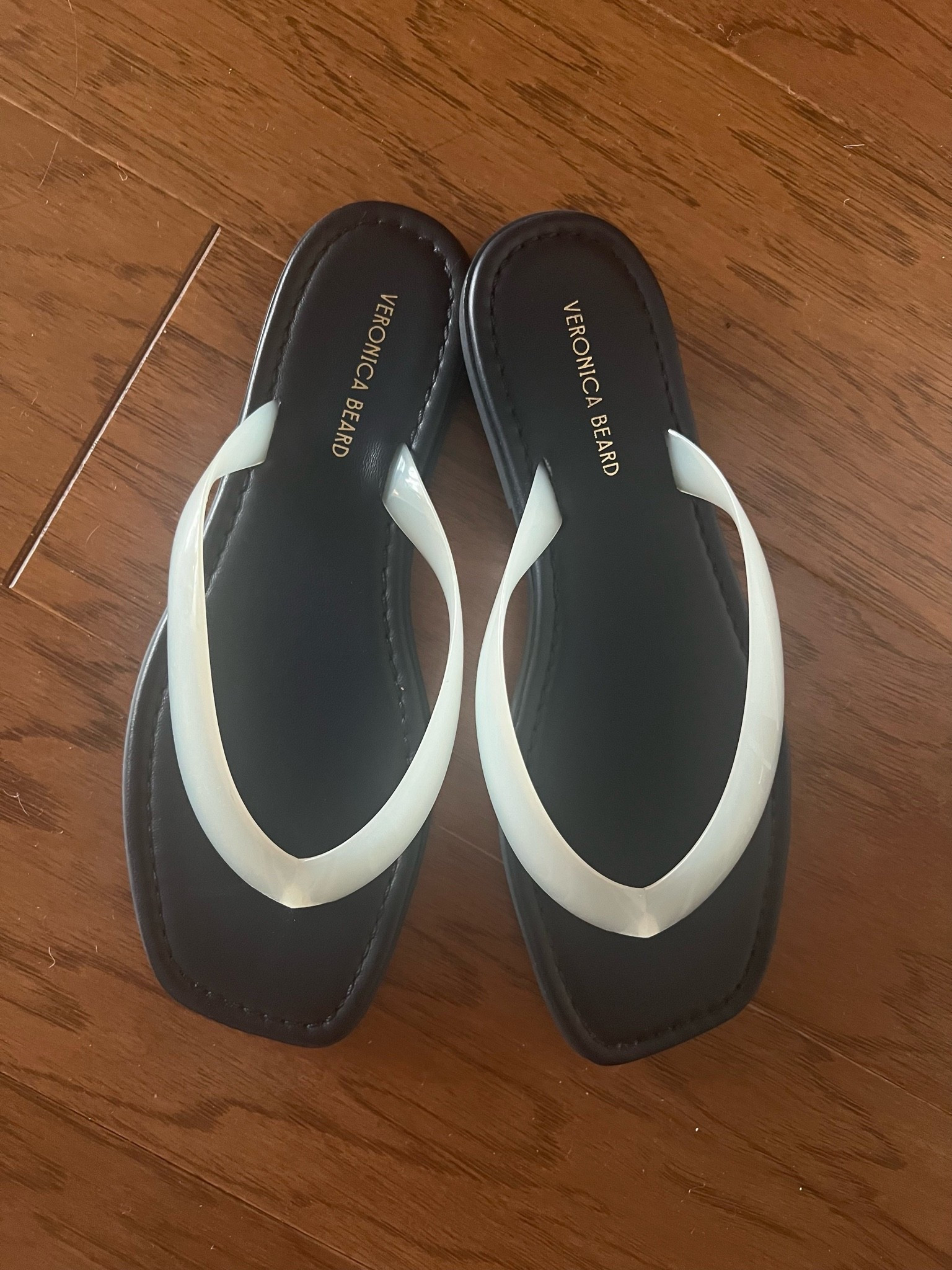 Chic jelly flip flops for summer 💕 Fits TTS

#summershoes #veronicabeard #jellyflats