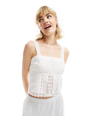 Reclaimed Vintage – Vorne geschlitztes Camisole in Elfenbein im Boho-Stil | ASOS (Global)