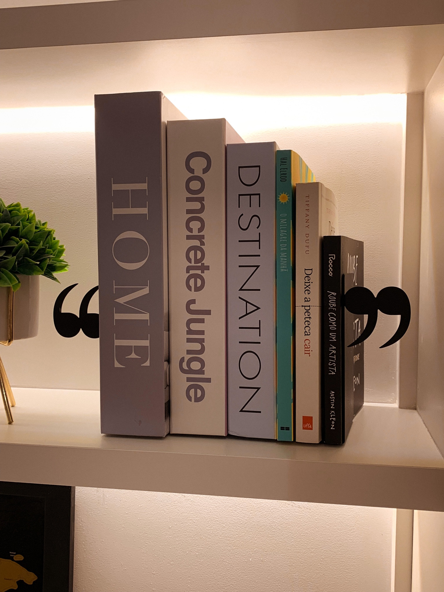 Suporte de livros que fica perfeito em uma prateleira. A decoração do ambiente muda bastante com esse tipo de elemento! 😍

#LTKhome #LTKbrasil
