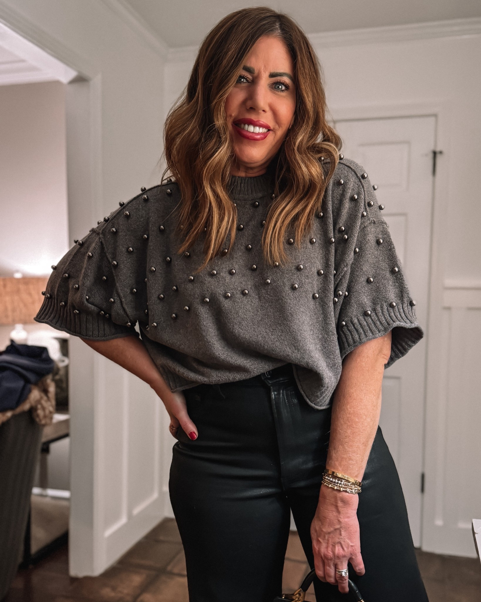 This sweater is on sale 30% off-size medium is the only size left



#LTKHoliday #LTKSaleAlert #LTKGiftGuide