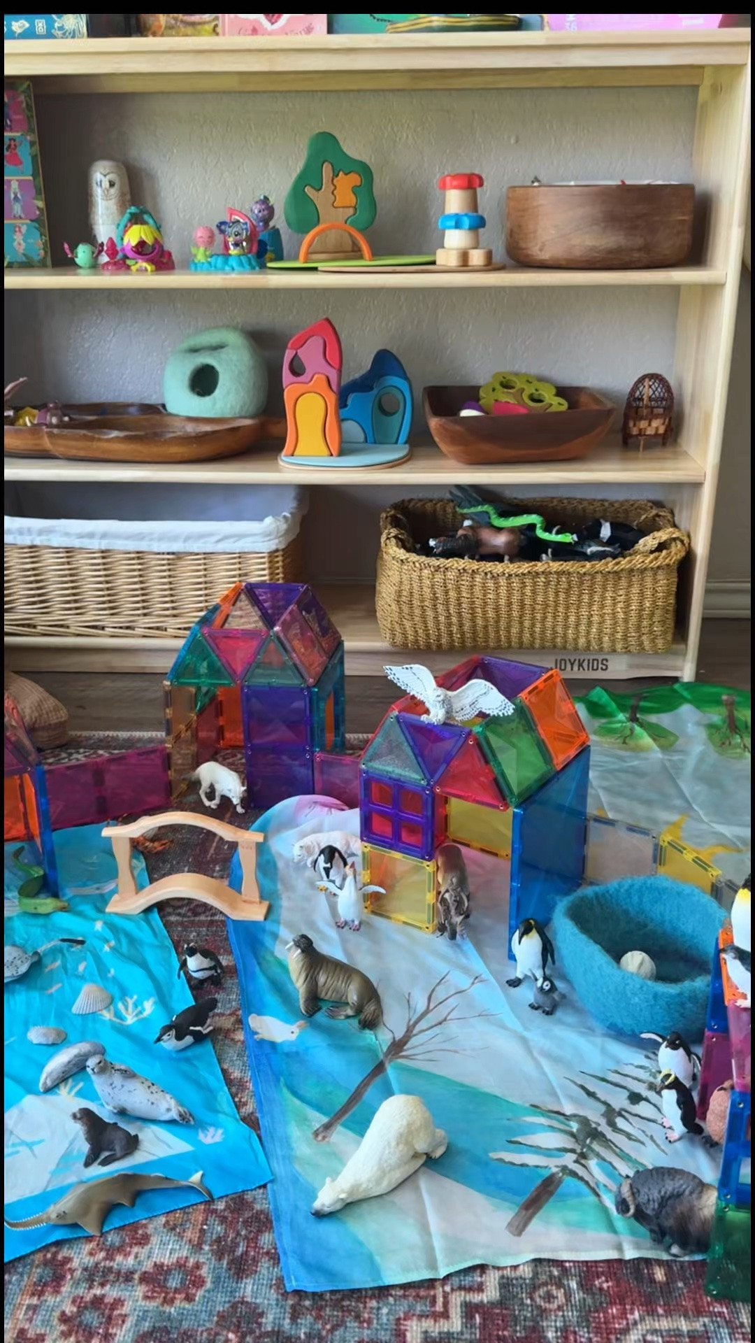 The ultimate play invitation and you only need 3 things: magnet tiles, play silks, and animal figurines! Guaranteed independent play time and so much fun 🥰

#play-invitation #playtime #toddleractivities #toddlertoys #toysideas #toyrecommendations