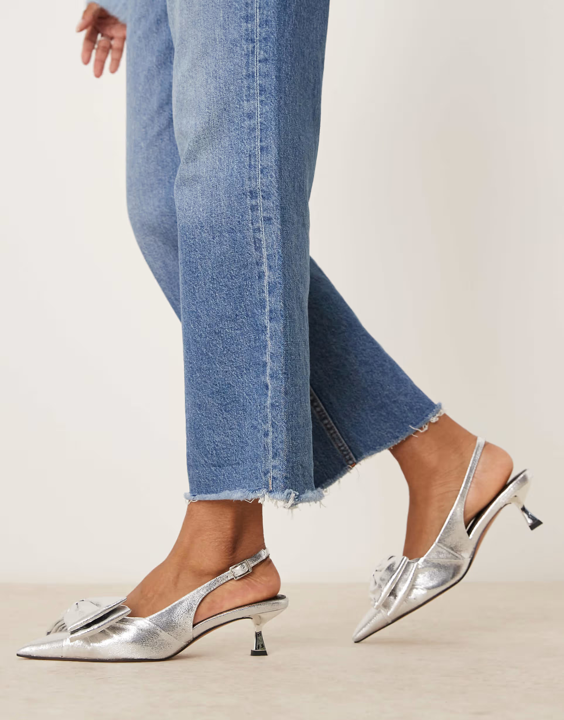 ASOS DESIGN – Secret – Schuhe in Silber mit Fersenriemen, Schleife und Kitten-Absatz, weite P... | ASOS (Global)
