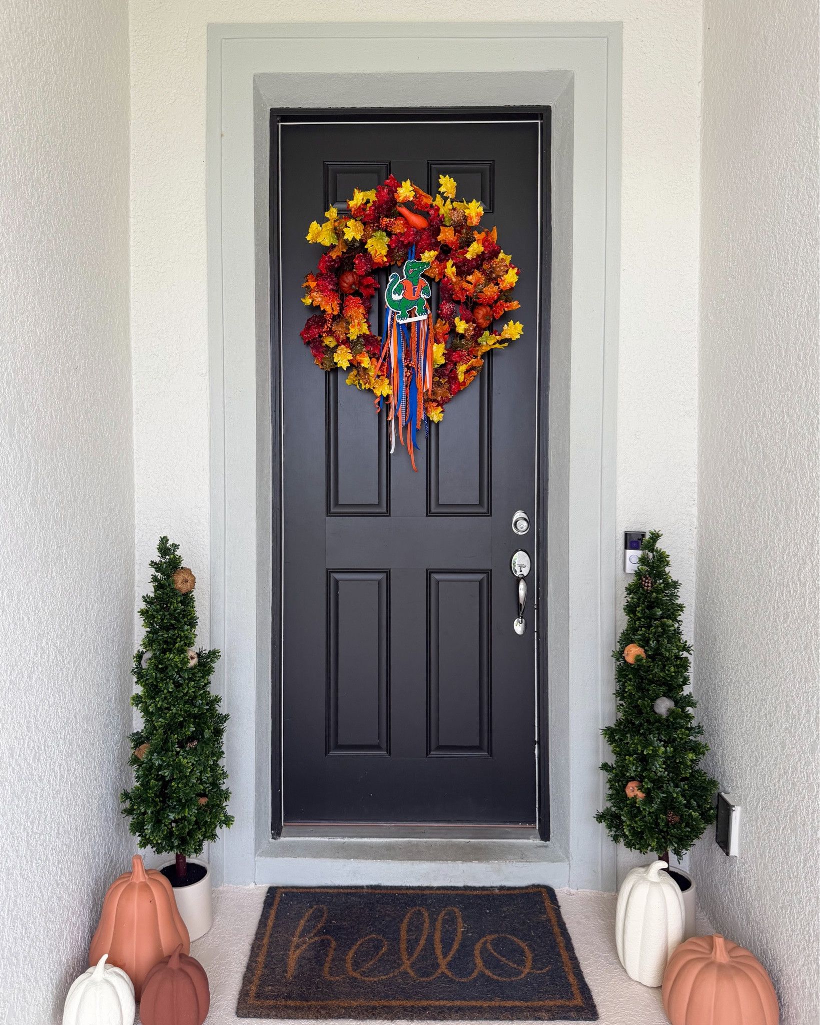 Are you team Fall or Halloween? 🍂 🎃 
#ad This year I added @nearlynaturalfloral to my decor and it does not disappoint 😍.

Swipe & let me know which team you are and then comment FALL or HALLOWEEN to shop today! 

#fall #halloween #homedecor #nearlynatural