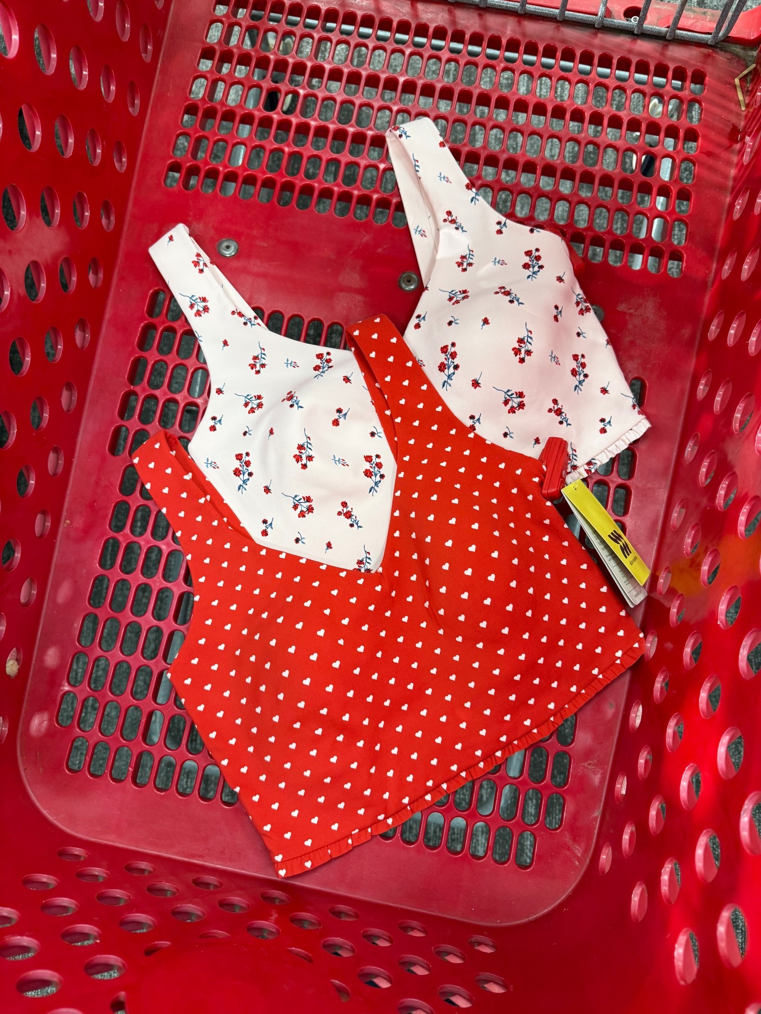 New All in Motion at Target! Obsessing over the fun prints. Love a good matching set ❤️
•
•
#target #targetstyle #targetfinds #targetrun #targetshopping #activewear #allinmotion 

#LTKHoliday #LTKGiftGuide