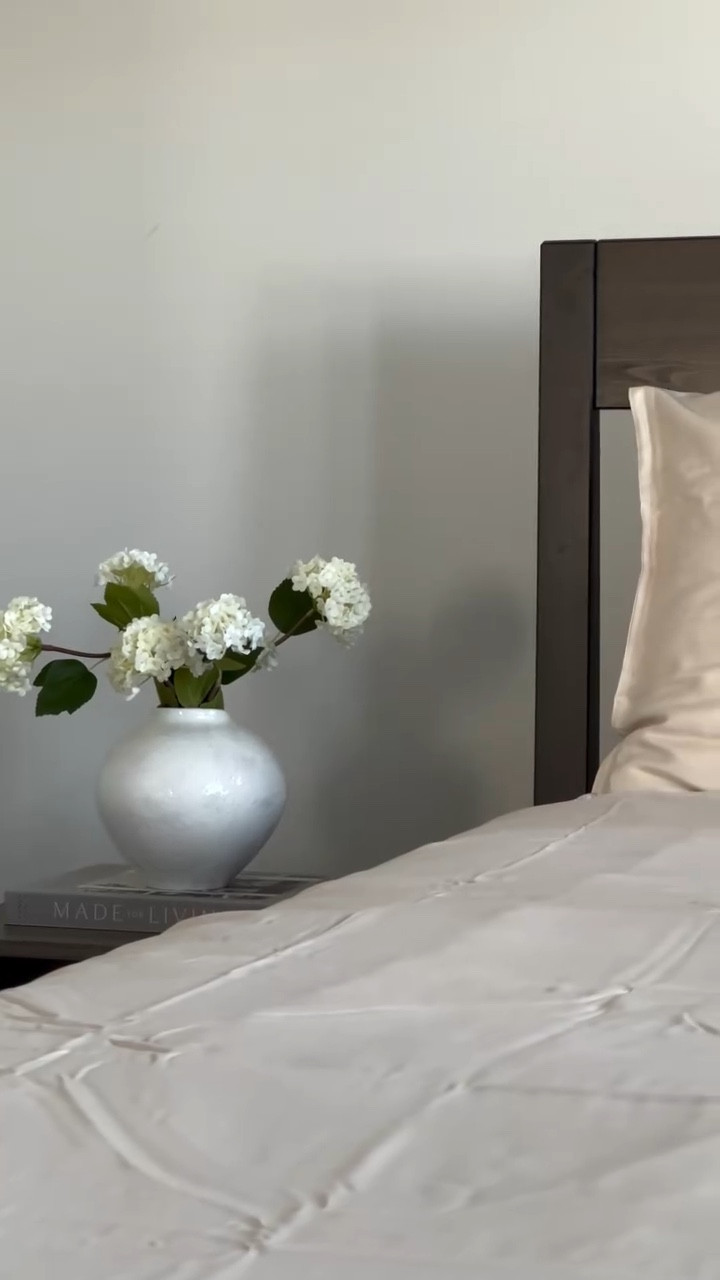 POV: when you don’t chase trends but find timeless pieces like this 〰️🏡🌸

Love the textured and neutral look - this irregular stoneware vase is a must-have from @hmhome. It’s so versatile and can be styled with both real and faux stems. 

And don’t miss 40% off for the long weekend ✨ great pieces on sale!!

#hmhome #springfinds #spring #vase #textured

#LTKspring #LTKcanada #LTKsale