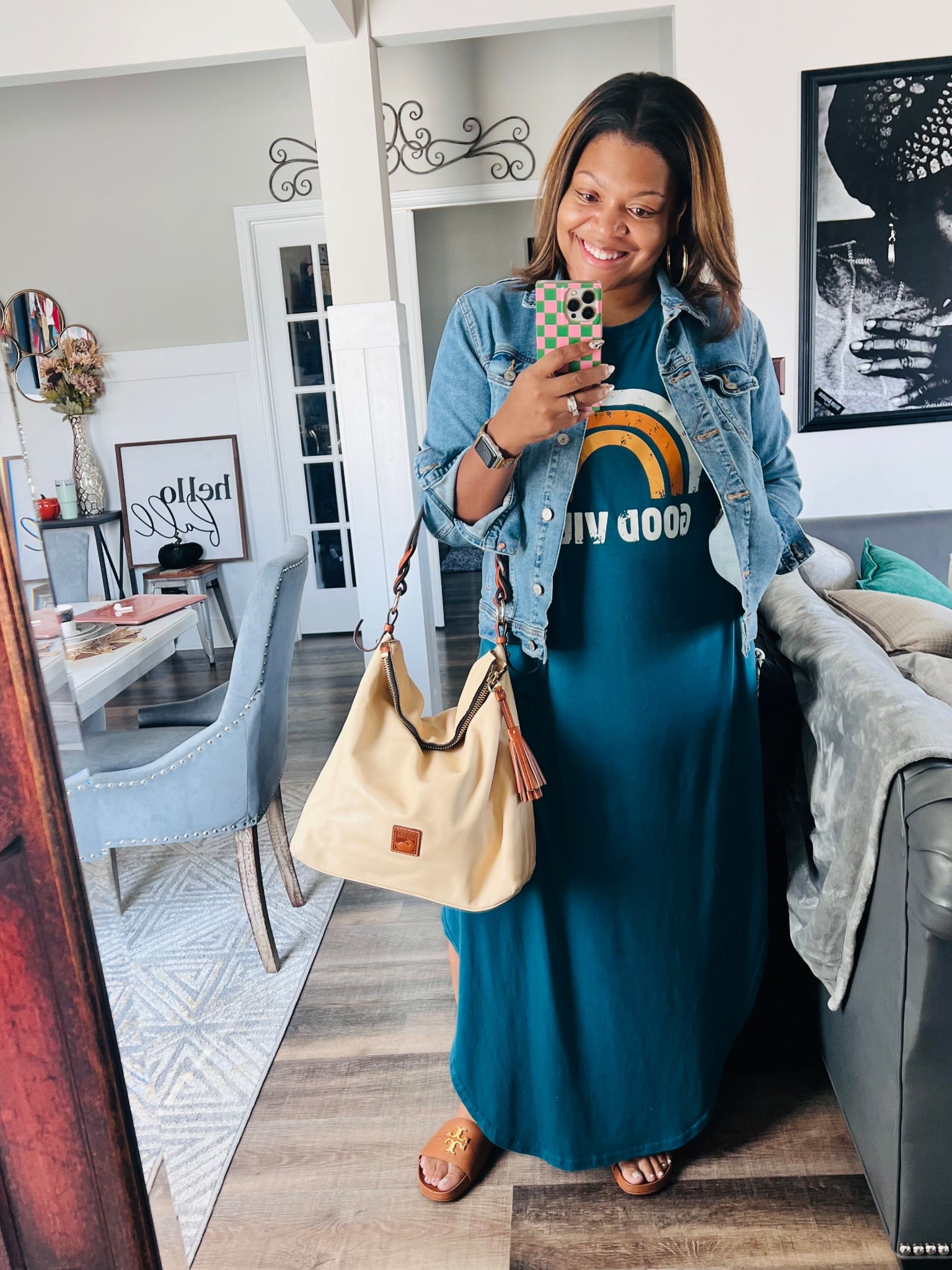 Friday = Good Vibes only! Comfy mom fit of the day! 