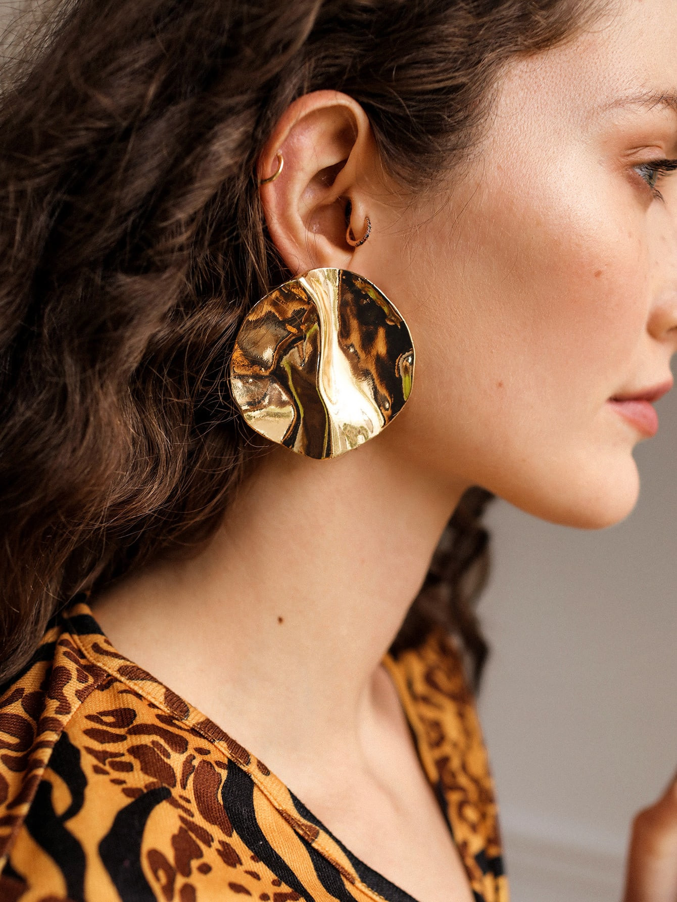 SHEIN BIZwear 1pair Textured Metallic Stud Earrings | SHEIN