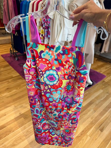 Fun print dress with a gorgeous bow back. Perfect to wear for spring parties and events. This also comes in a maxi dress which is linked below. 

#LTKSeasonal