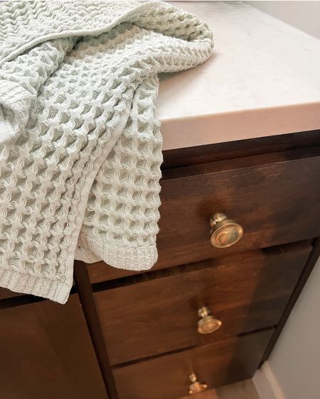 Hard to capture the detail but this cabinet hardware is amazing!!! The quality is topnotch

#bath #bathroom #linen #towels #hardware #pull #knob #vanity #cabinethardware #brass #satinbrass  

#LTKhome #LTKfindsunder50 #LTKMostLoved