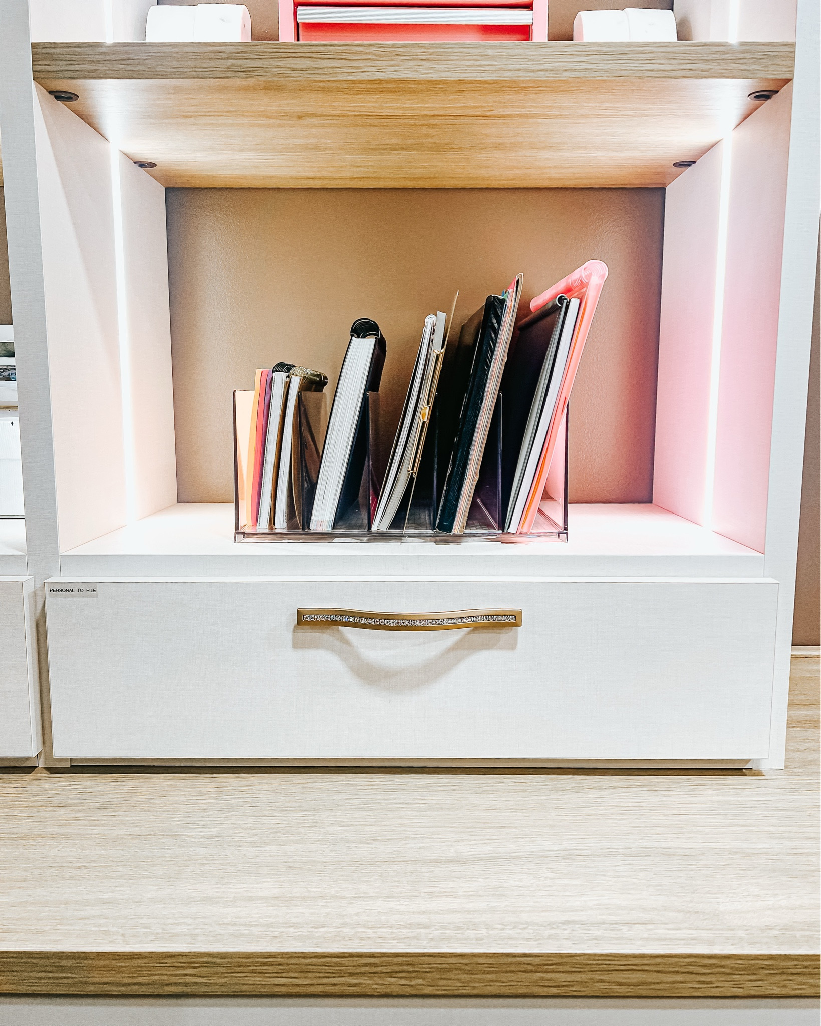 Office details that just make sense ✏️
If you’re needing to bring organization to your office, try some of our favorite tips!

▫️Use drawer organizers to easily find every type of writing utensil quickly

▫️Label the outside of drawers so you, and anyone else using the space, knows exactly where to find needed items

▫️Tabletop sorters allow for laptops and notepads that are used daily in reach, but still tidy and off desktop surfaces

👉🏼 Keep surfaces clear! A clear desk leads to a clear mind and better focus 

#LTKHome