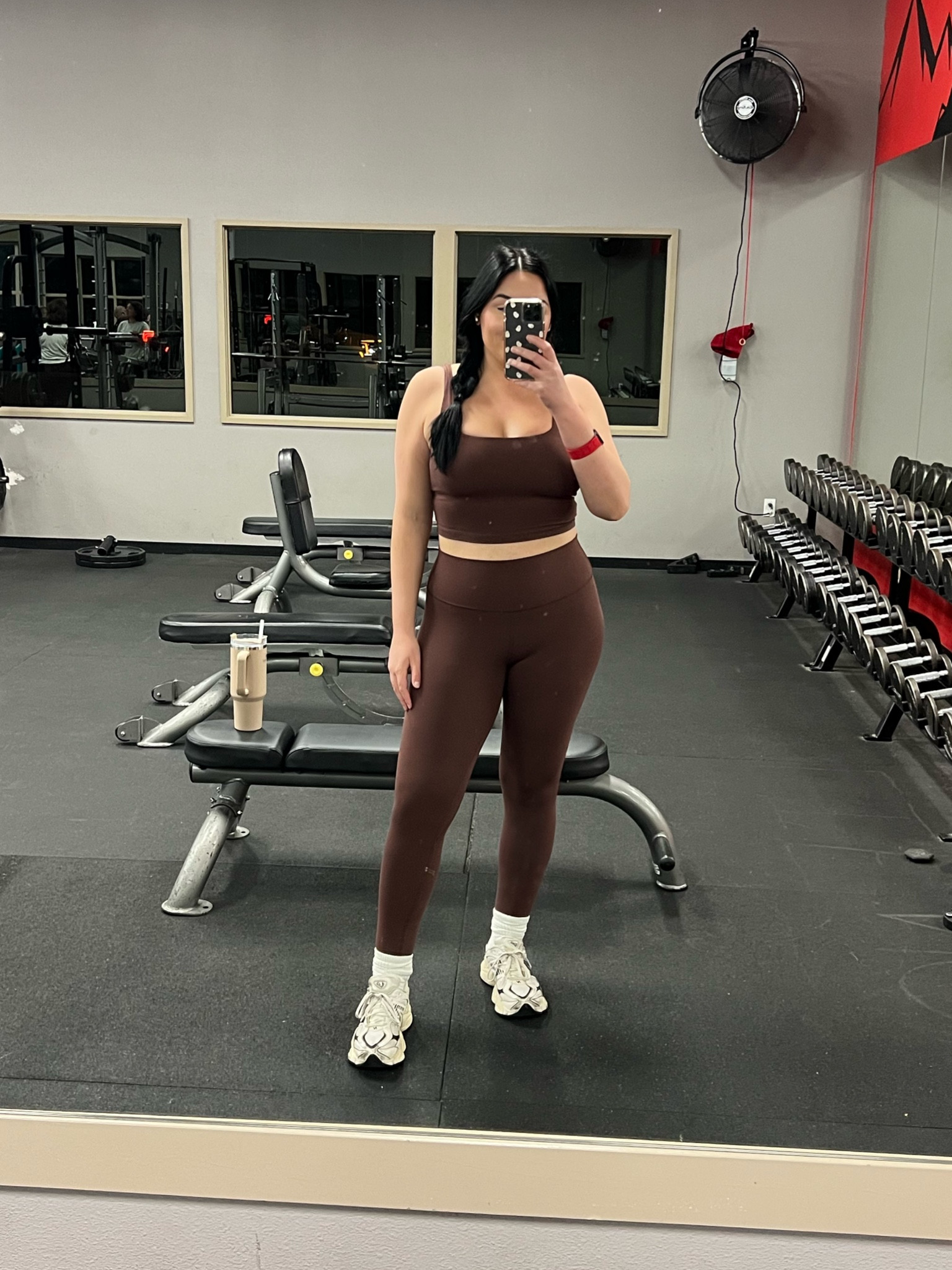 chocolate workout set 🍫

Wearing the shade “Taupe” in a Large! (Both the top & the leggings!)