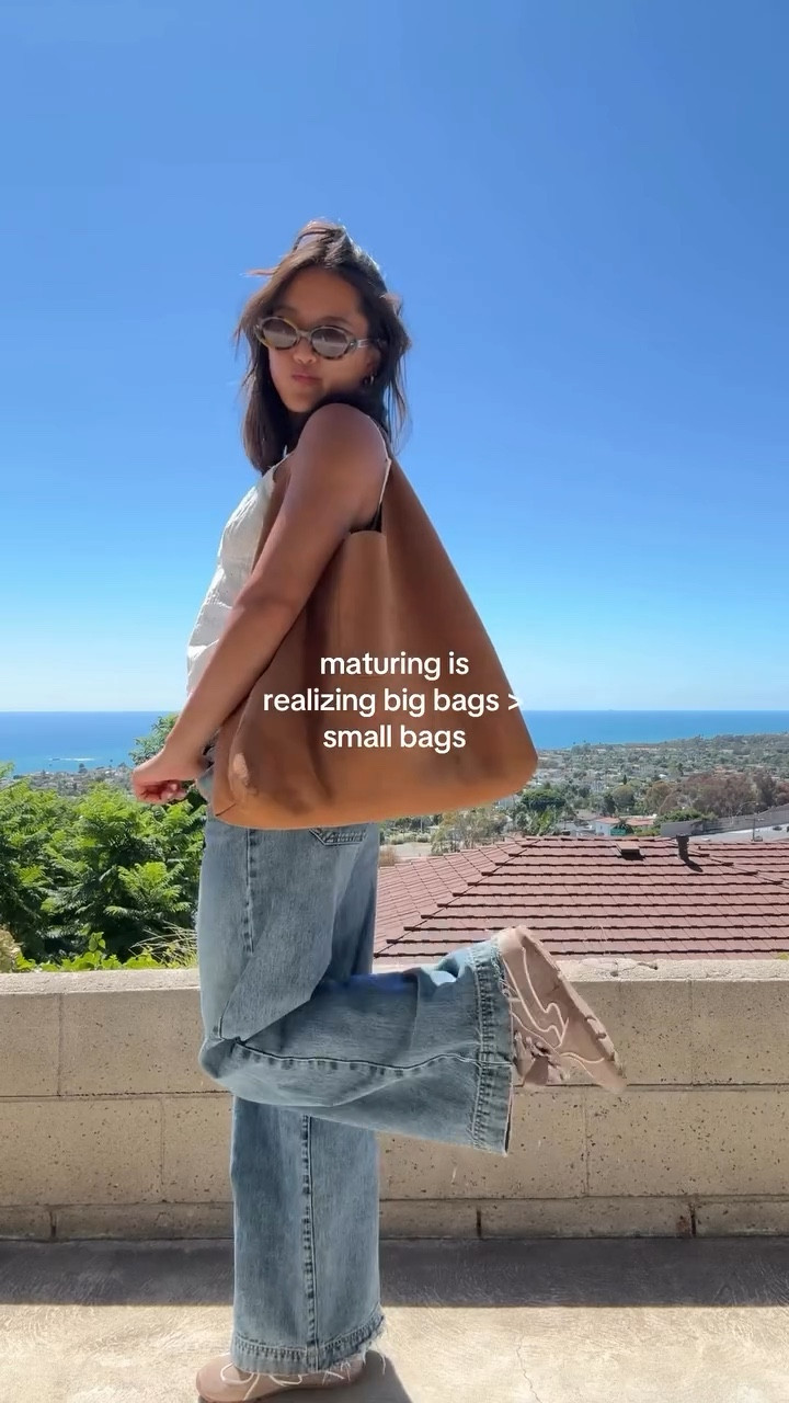 for the aesthetic and all the stuff that i have😂🤎 @gap 

#ootd #fitcheck #bigbags #suedebag #everydaystyle #effortlessstyle #explore