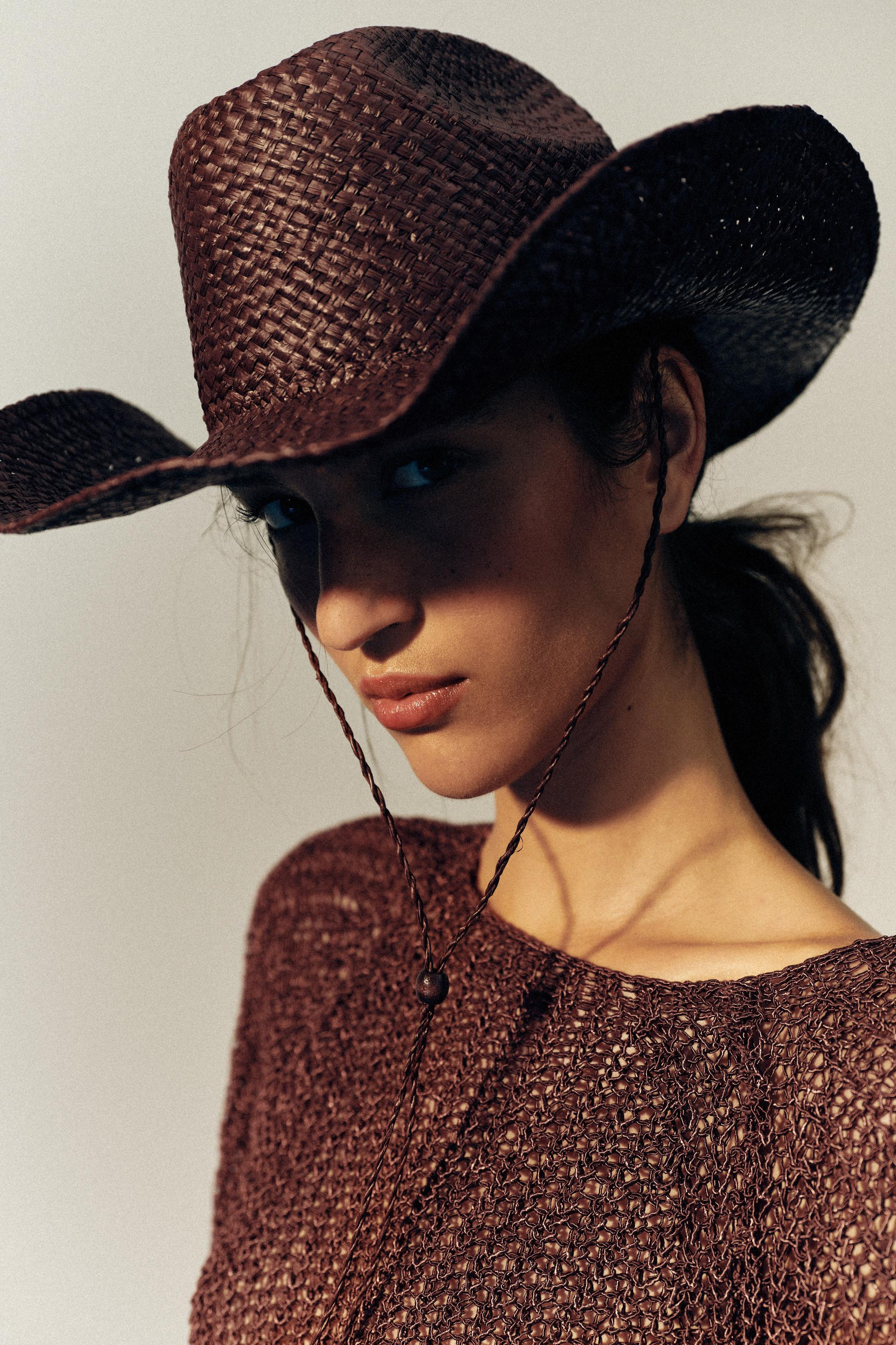 Cowboy-style woven hat crafted from 100% raffia. Features an adjustable cord detail with a toggle... | Zara US