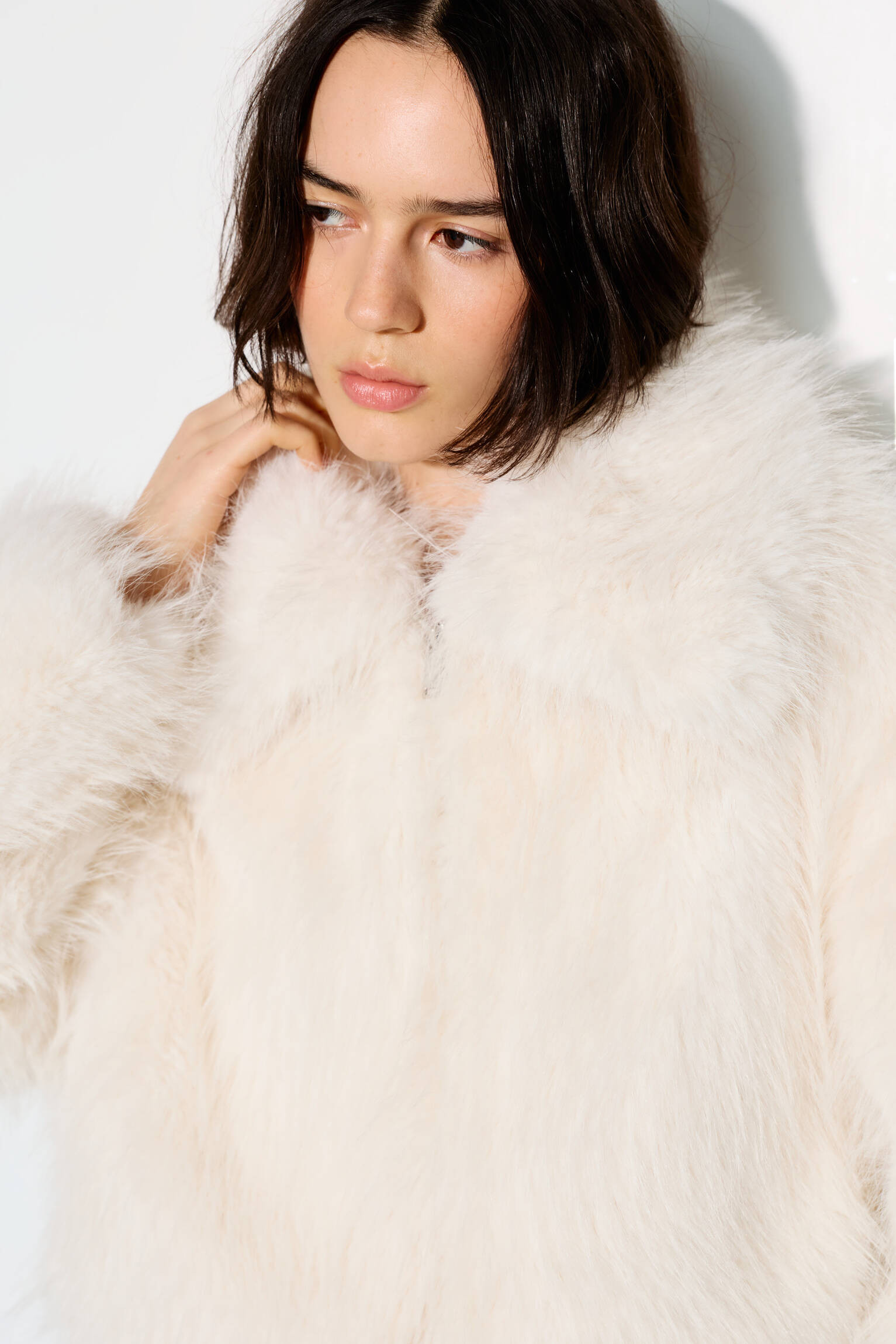 Weiße Kunstfelljacke - PULL&BEAR | PULL and BEAR DE